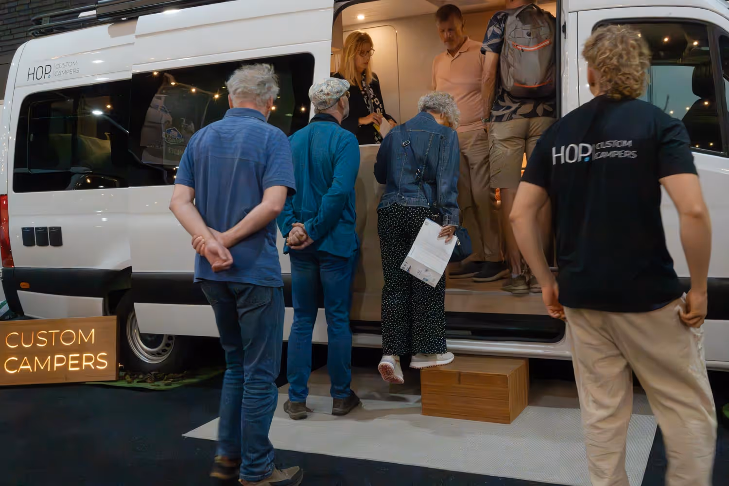 mensen die kijken naar een camper op camperbeurs hardenberg
