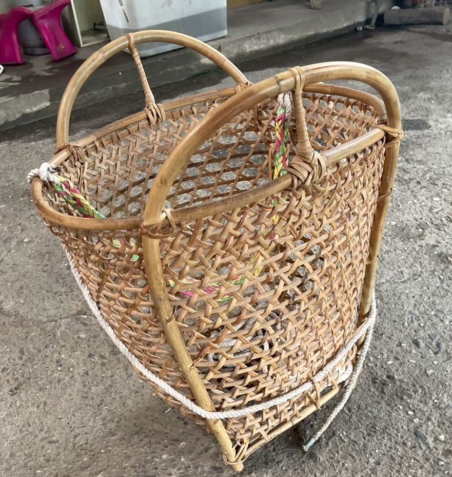 背簍有分大、小,男、女皆會使用,主要揹負農作物及獵物。