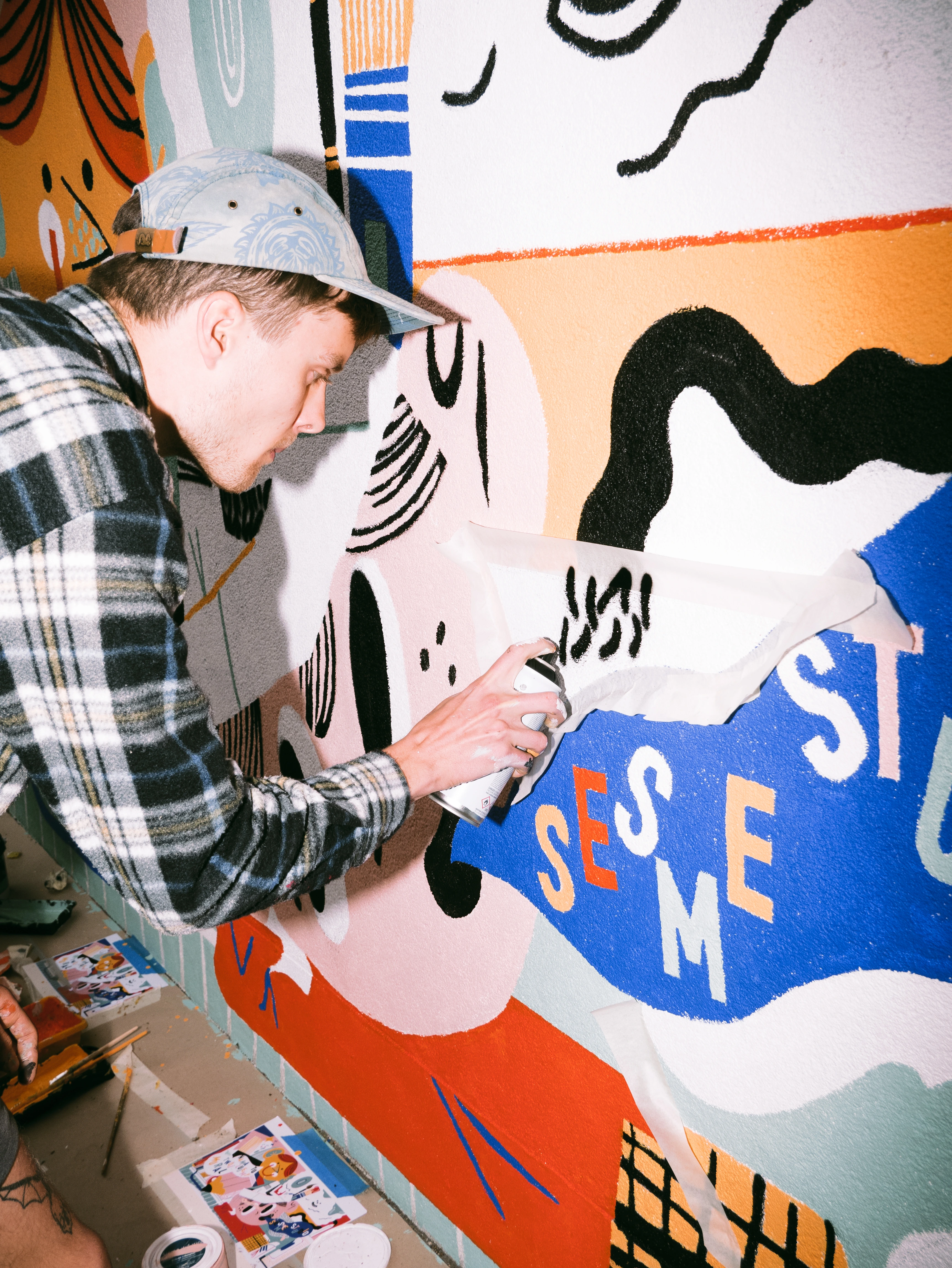 Chłopak ze sprayem malujący mural