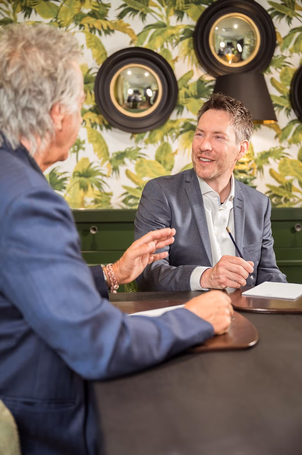 Zwei Personen in der Besprechung