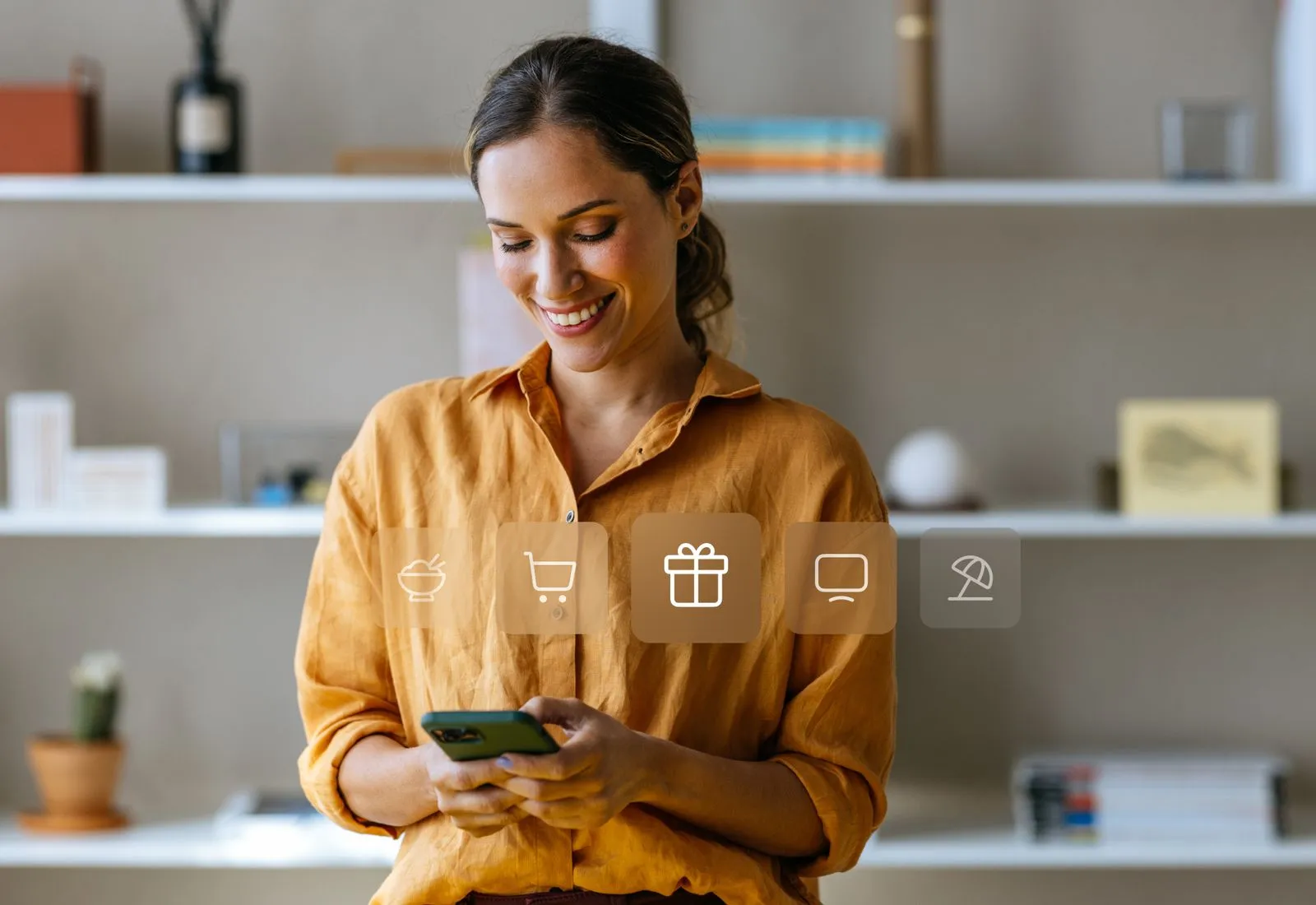 Eine Frau lächelt und schaut auf ihr Mobiltelefon, darüber sind Icons für verschiedene Optionen eingeblendet.