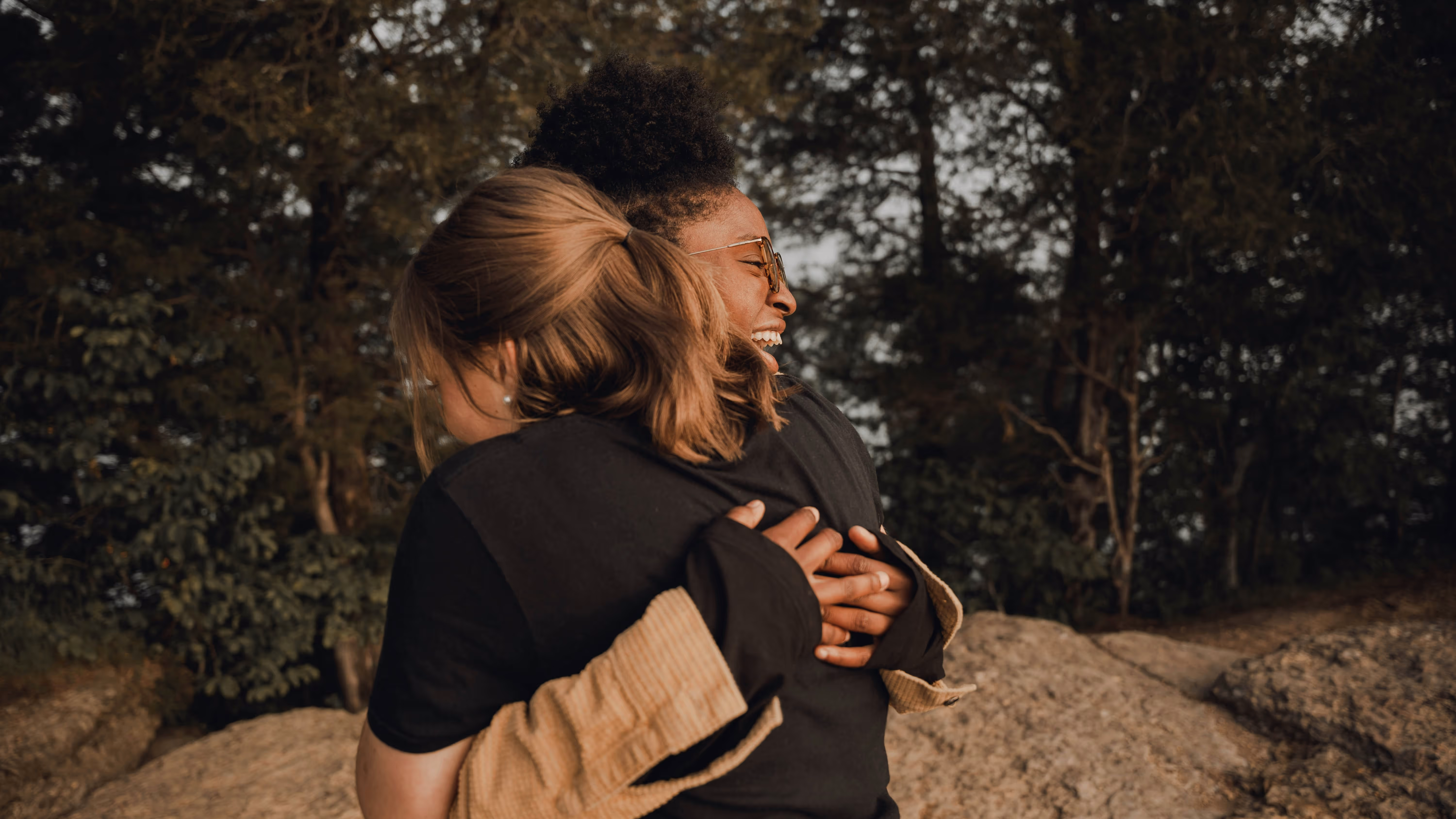 «Δύο άτομα που αγκαλιάζονται χαρούμενα.»