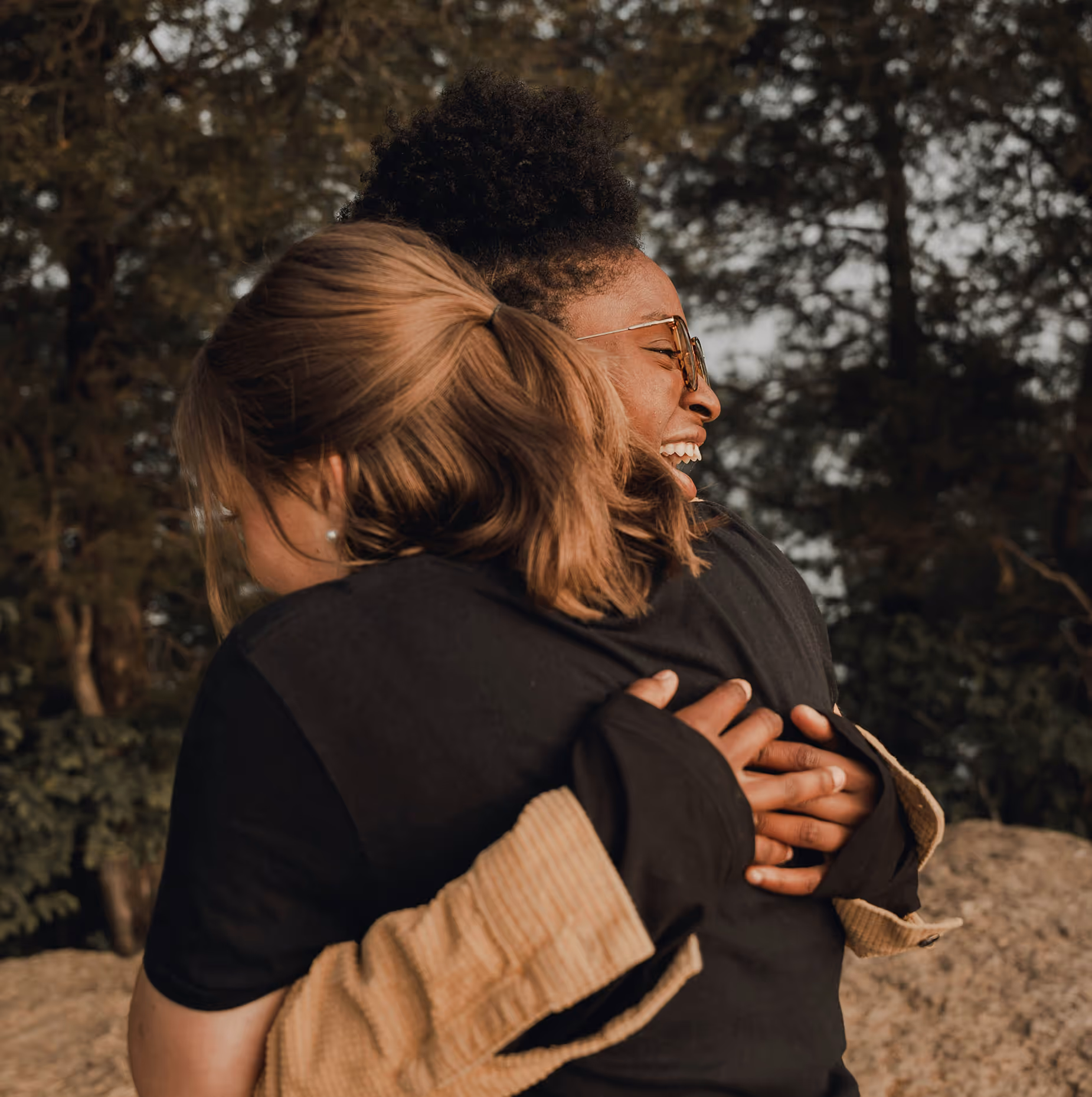 «Δύο άτομα που αγκαλιάζονται χαρούμενα»«Δύο άτομα που αγκαλιάζονται χαρούμενα.»