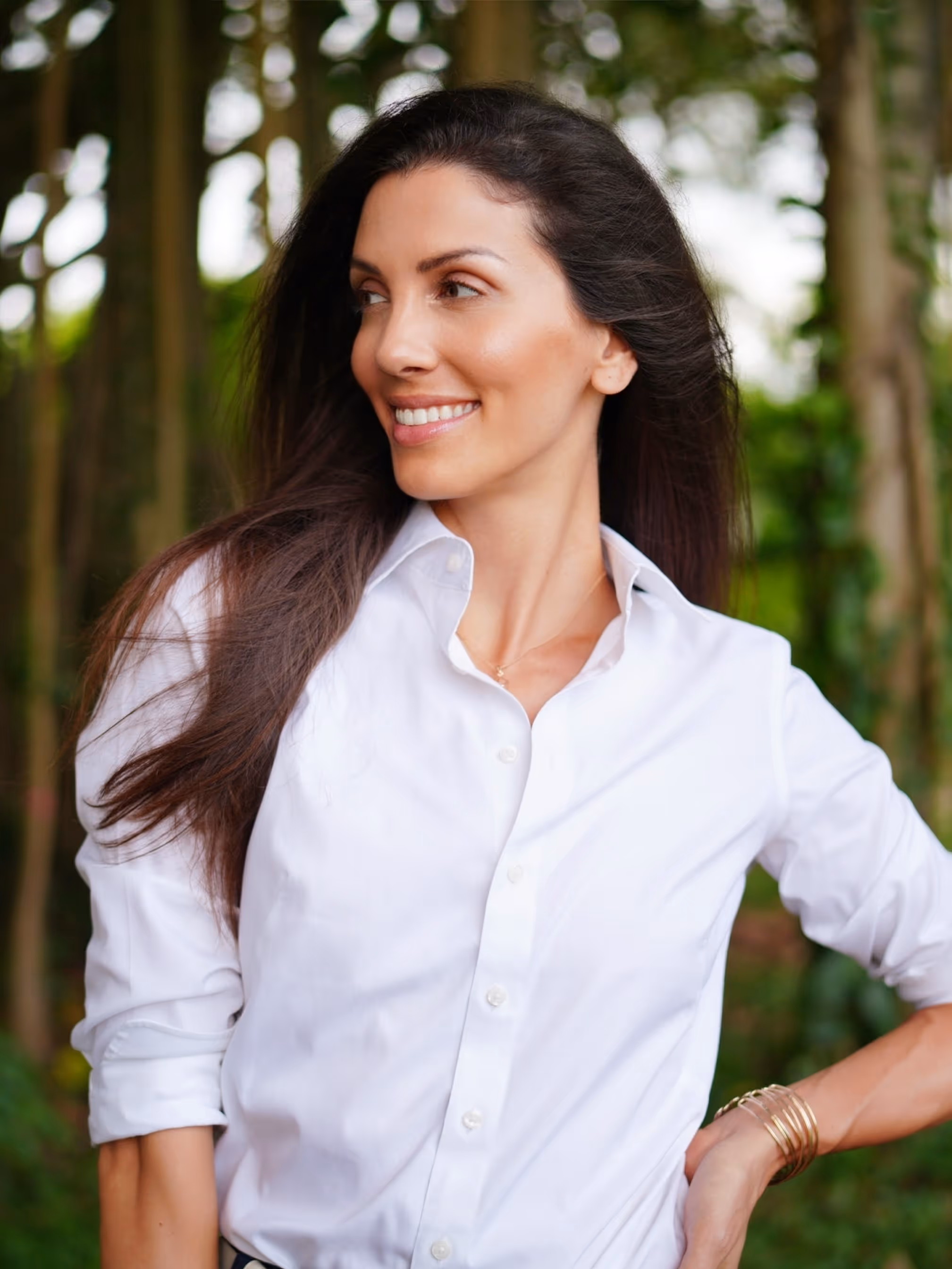 "Άνδρας περπατά σε στενό μονοπάτι μέσα σε καταπράσινο λιβάδι, με φόντο λόφους και καθαρό γαλανό ουρανό."