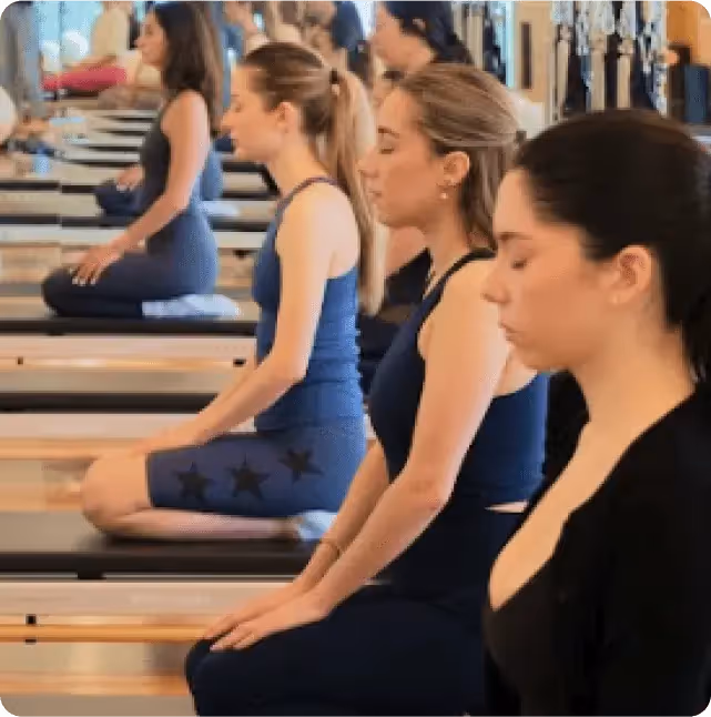 Clase en pose de meditación