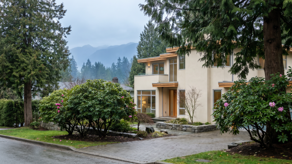 Exterior stucco on a Vancouver home before cleaning