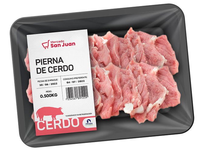 Paquete negro con pierna de cerdo fresca de 0.500 kg, etiqueta de Mercado San Juan con fechas y código de barras.