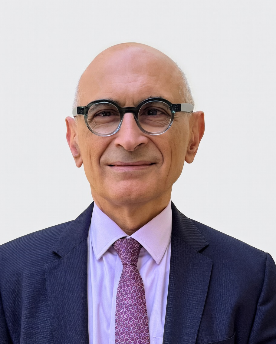 Dr. Alexander Mauskop neurologist and headache specialist portrait.