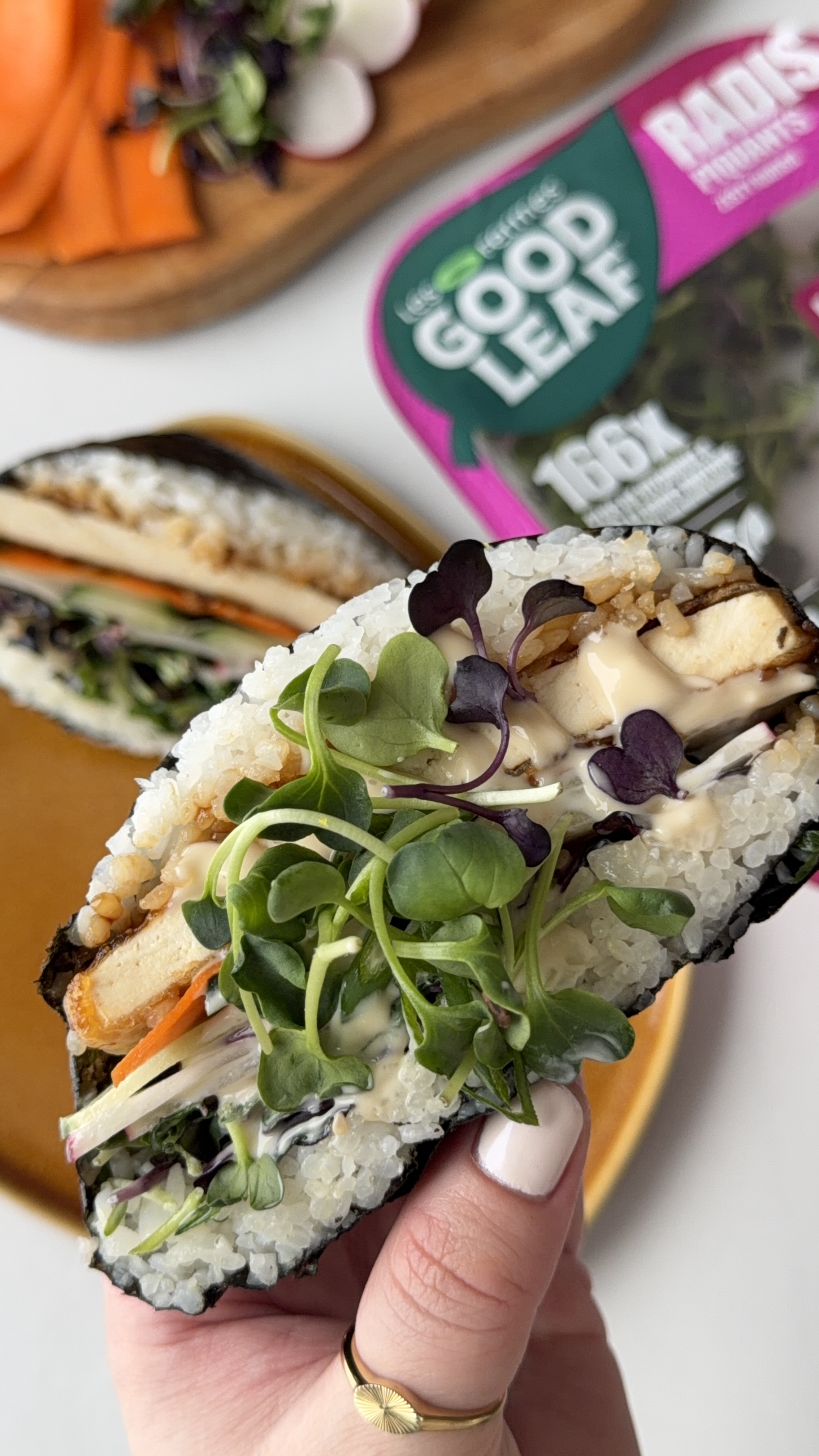Sushi sandwich au tofu teriyaki et micropousses de radis