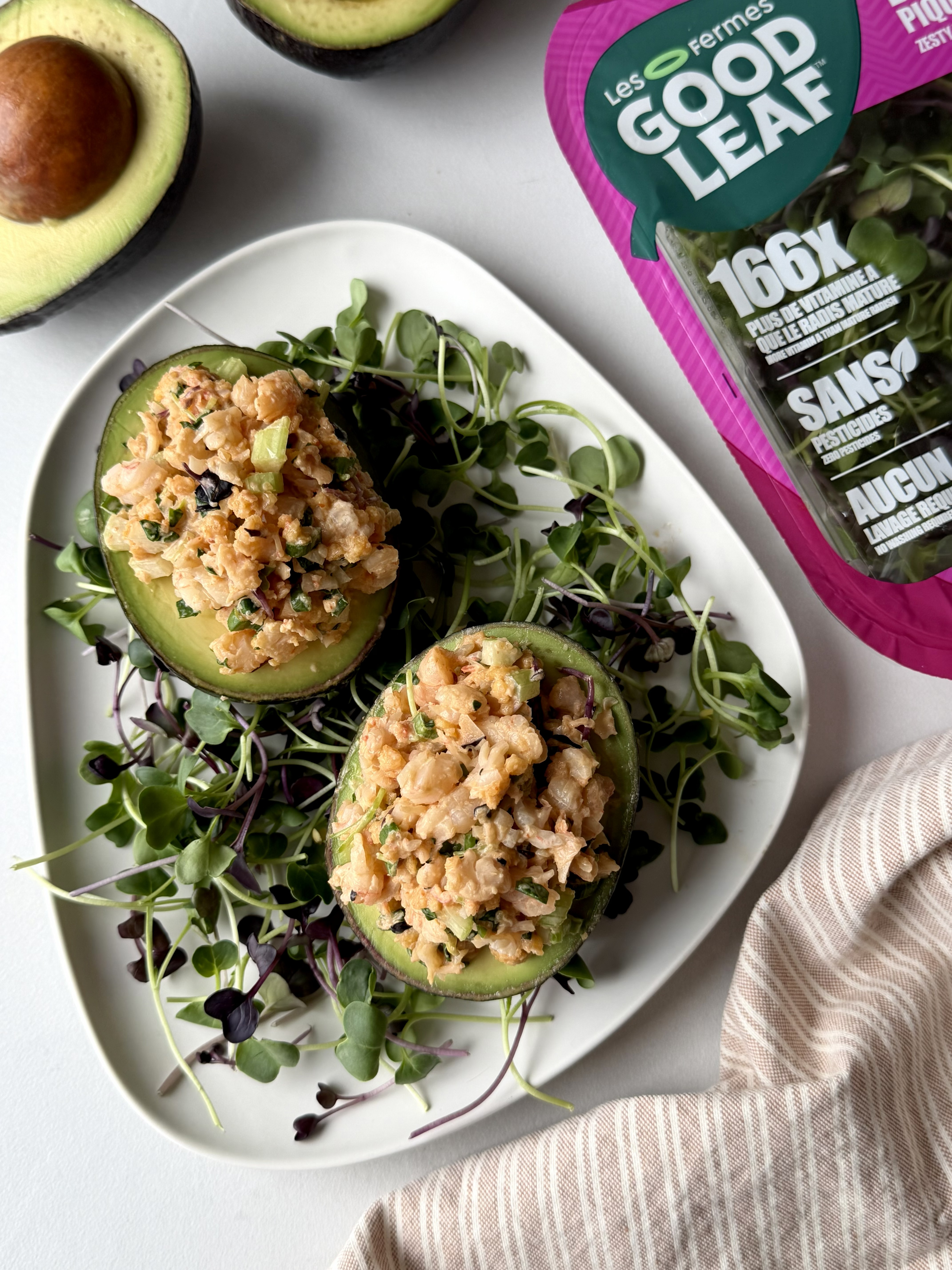 Avocats farcis aux crevettes nordiques et micropousses