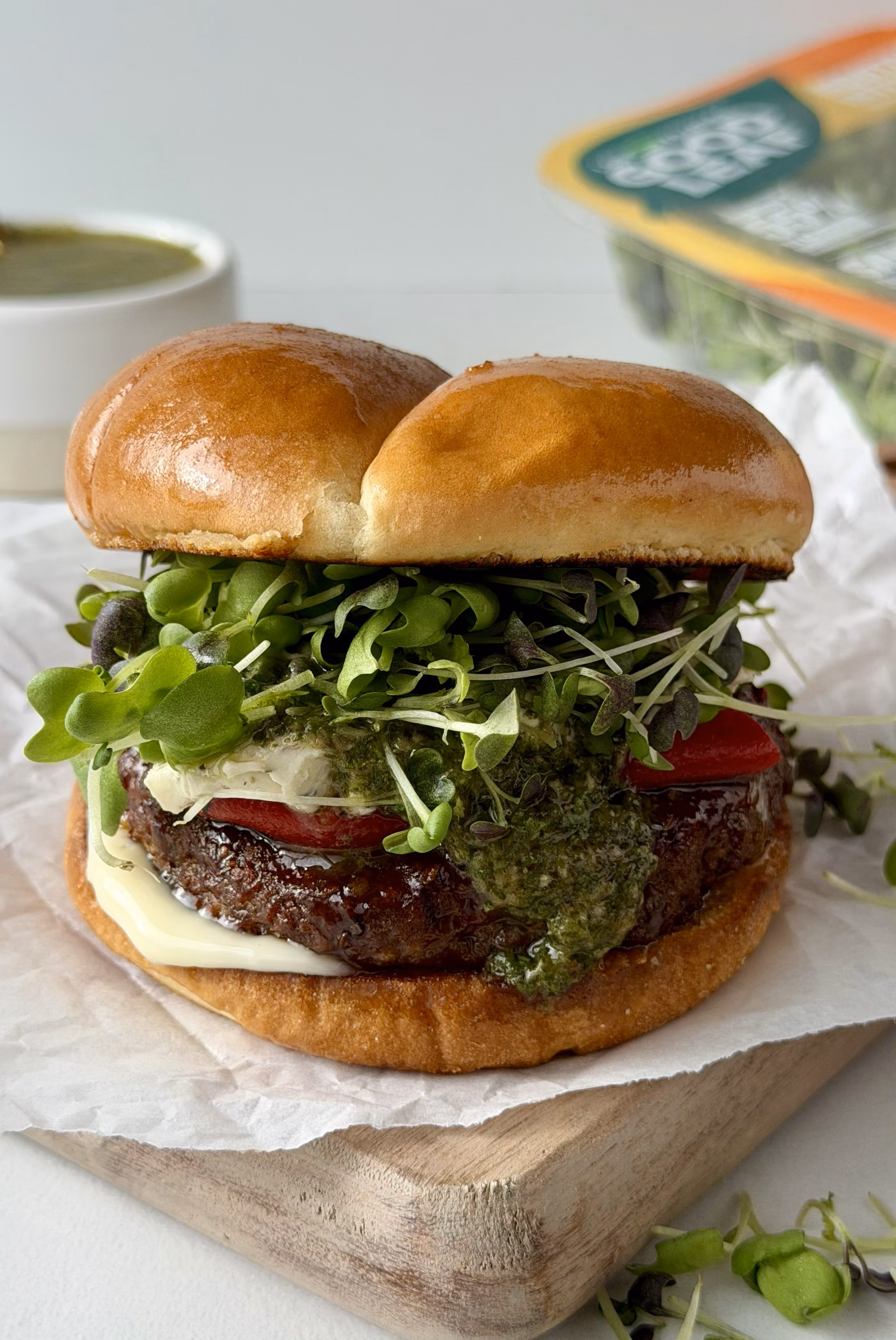 Hamburger au chimichurri de micropousses