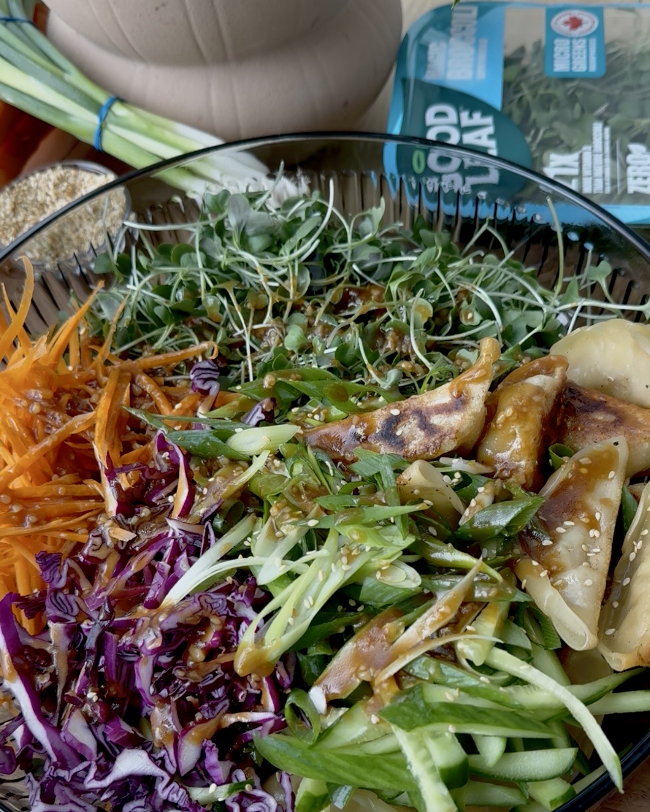 Salade miso-sésame aux dumplings croustillants