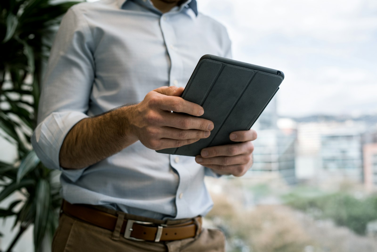 Mitarbeiter arbeitet im Büro mit einem Tablet