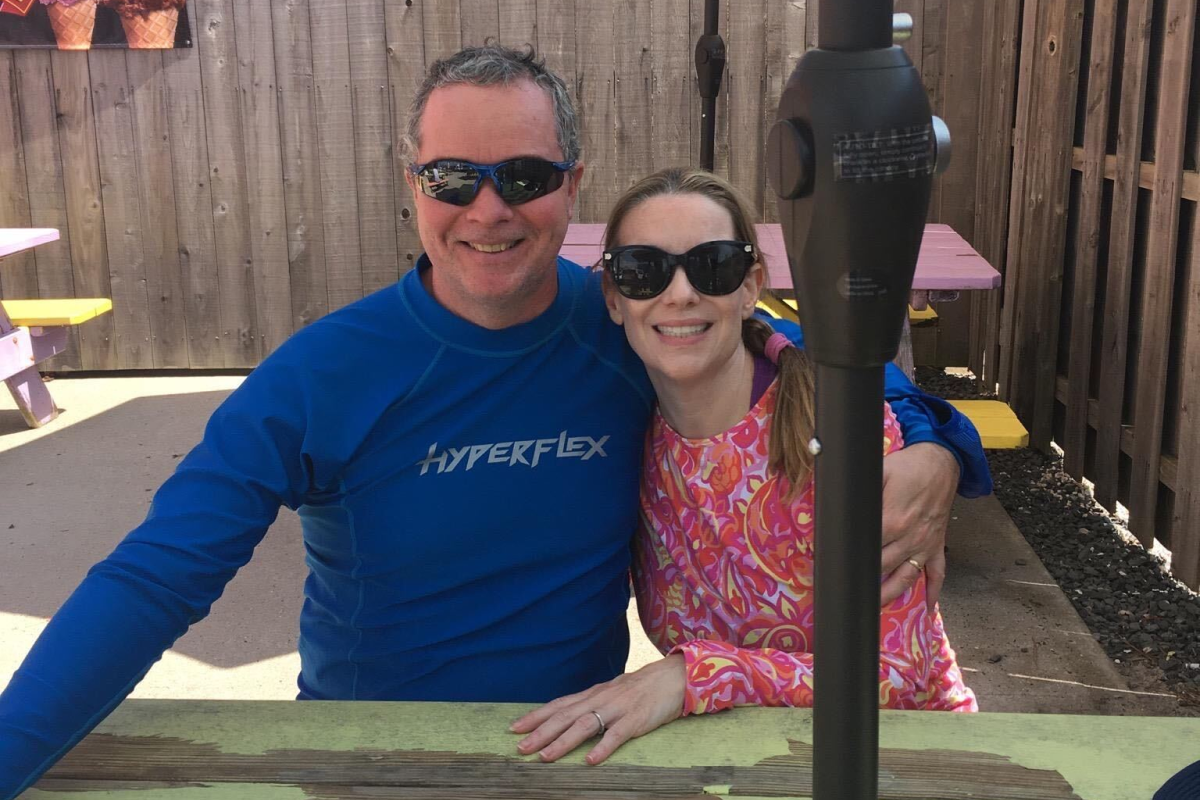 Michael souriant aux côtés de sa partenaire