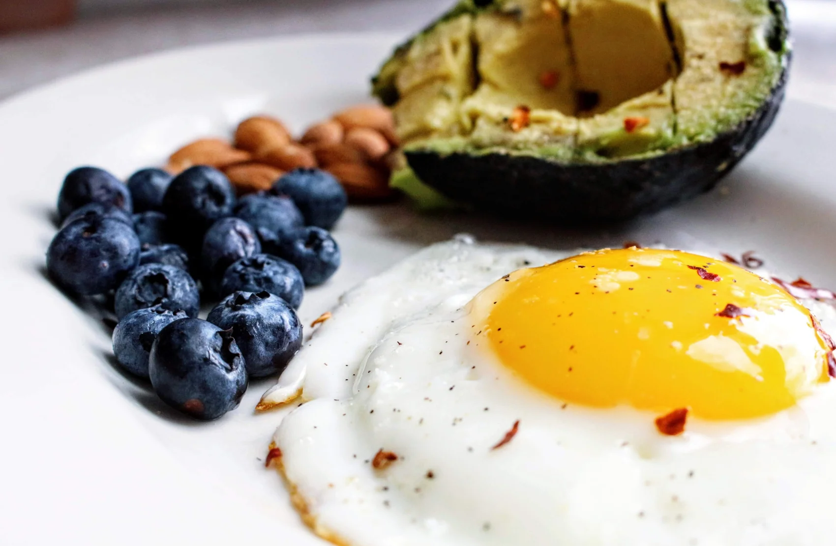 Un repas cétogène sur une assiette, illustrant le régime cétogène utilisé pour gérer l’épilepsie.