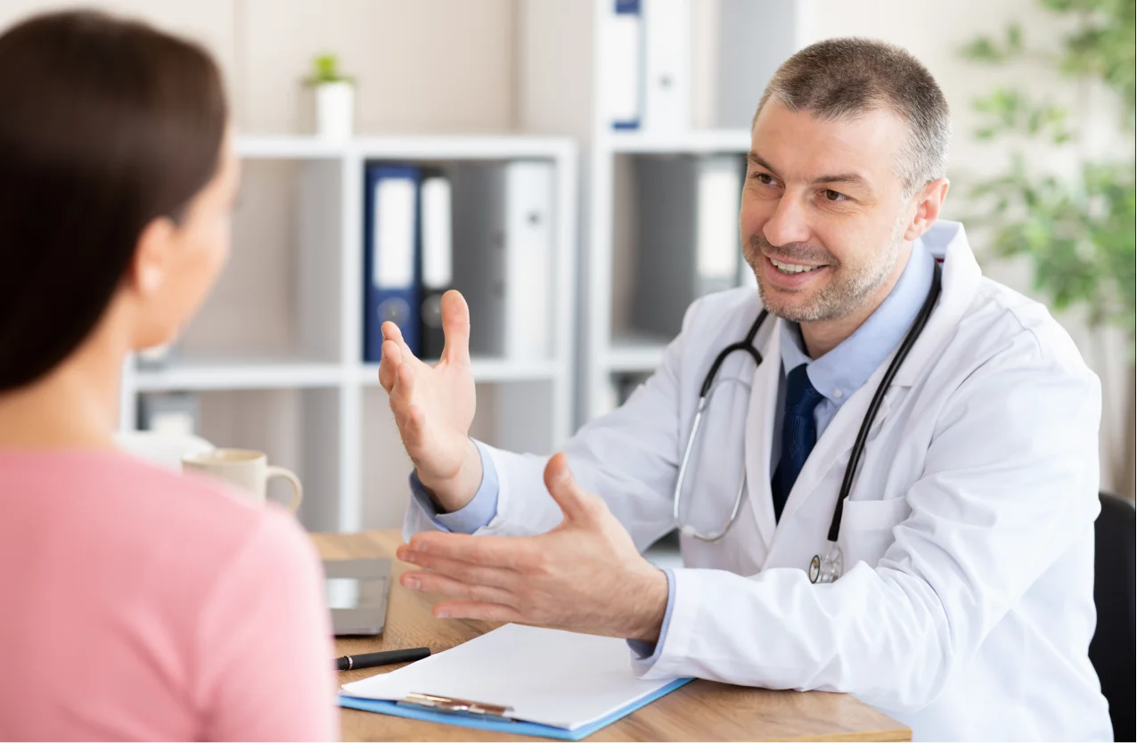 Un médecin explique le diagnostic d’épilepsie à un patient dans un cabinet médical.