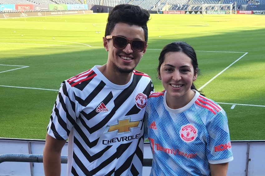 Nicole et son partenaire assistent à un match de football.