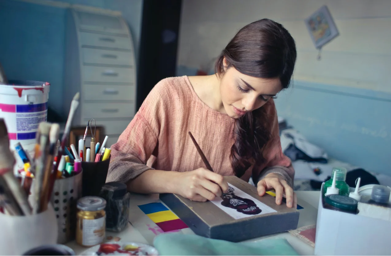 Une femme peint pour se détendre, illustrant l’importance du bien-être des soignants de personnes épileptiques