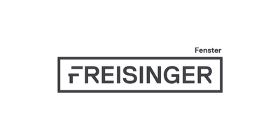Logo mit dem Schriftzug FREISINGER in einem rechteckigen Rahmen und dem Wort Fenster oben rechts.