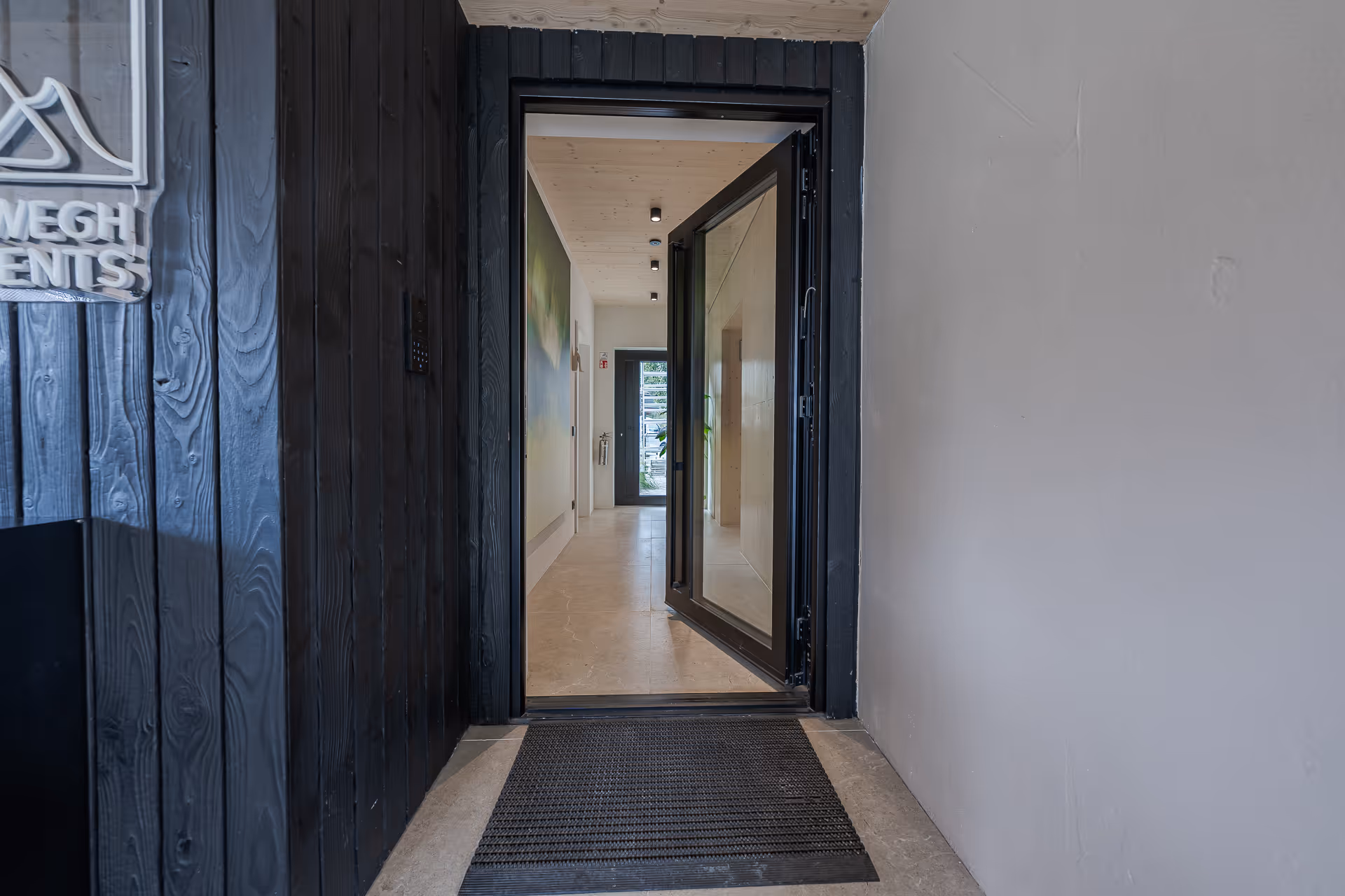 Anthrazitfarbene Alu-Haustür mit großflächiger Verglasung, sichere und wärmedämmende Eingangstür für Neubau und Sanierung.