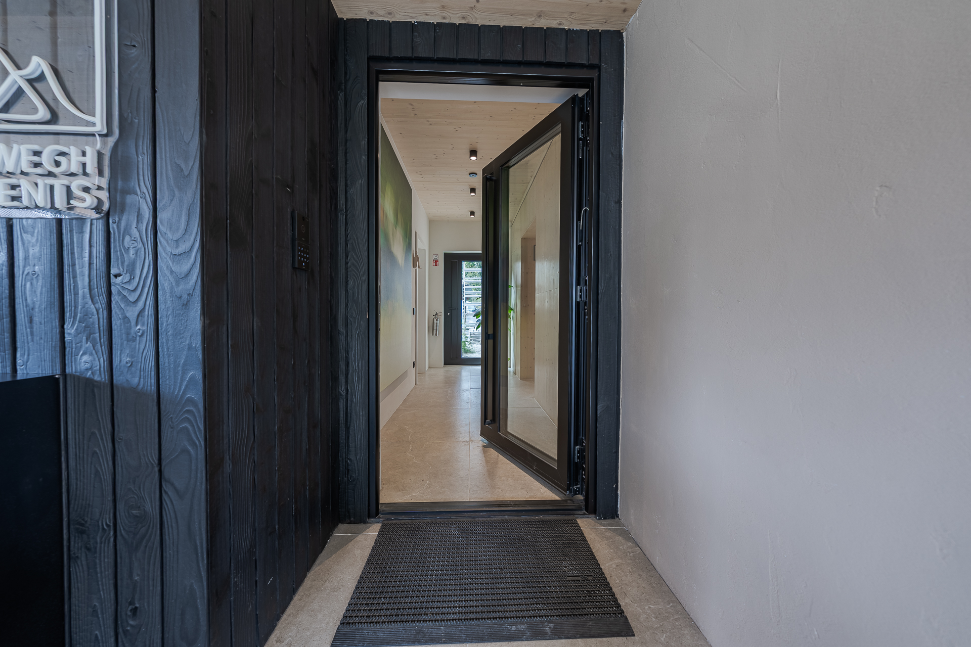 Anthrazitfarbene Alu-Haustür mit großflächiger Verglasung, sichere und wärmedämmende Eingangstür für Neubau und Sanierung.