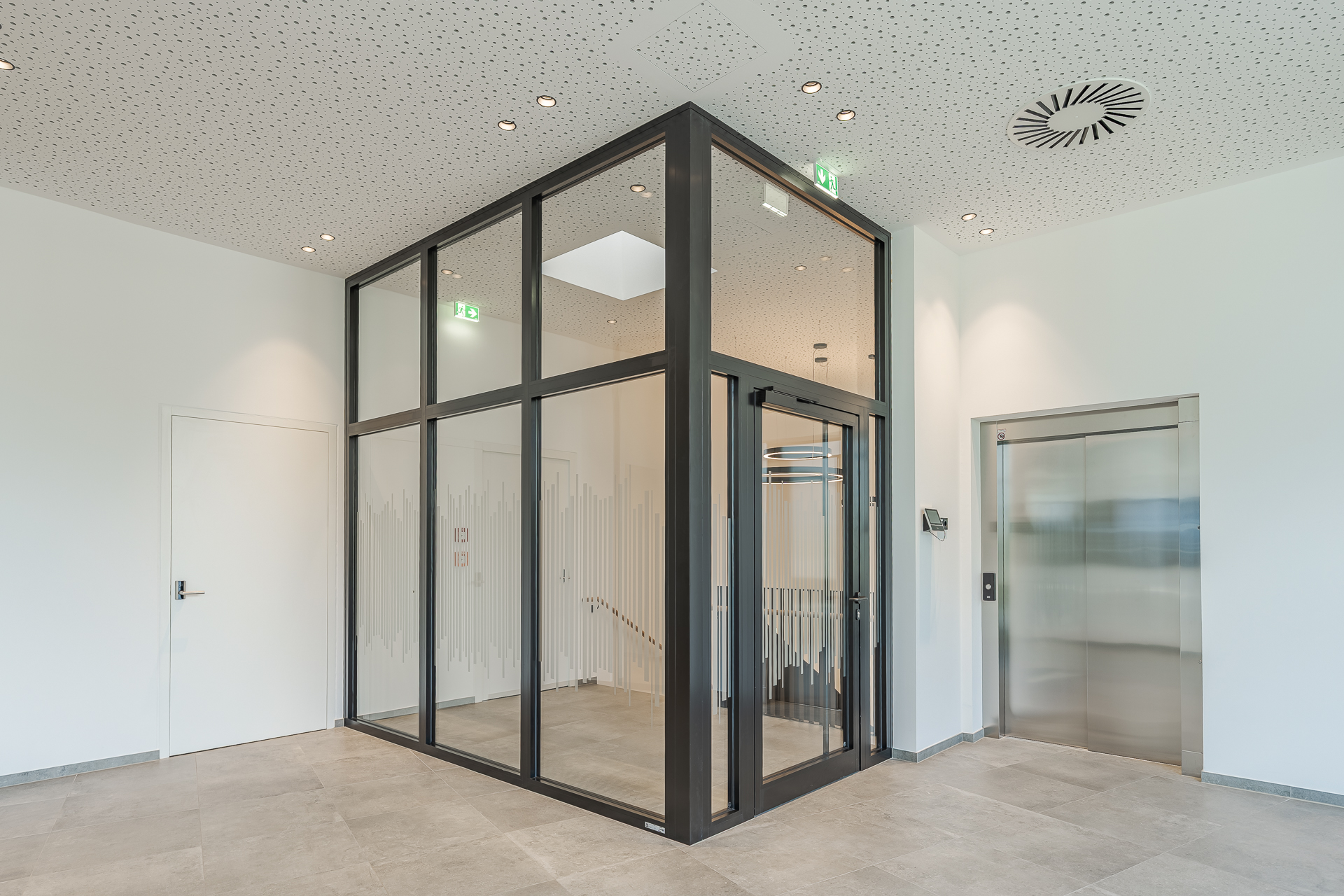 Brandschutz Alu-Element mit Glas – hochwertige Aluminium-Glas-Trennwand mit Brandschutztür für Büro- und Gewerbebau, geprüftes Brandschutzsystem mit eleganter Optik und maximaler Sicherheit.