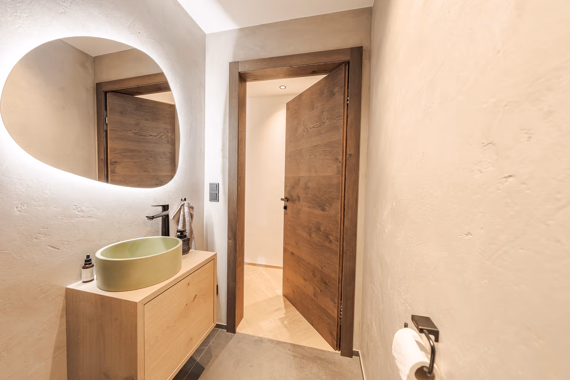 Hochwertige Innentür aus Holz in rustikaler Eichenoptik, moderne Zimmertür mit klarer Linienführung für exklusive Innenarchitektur.