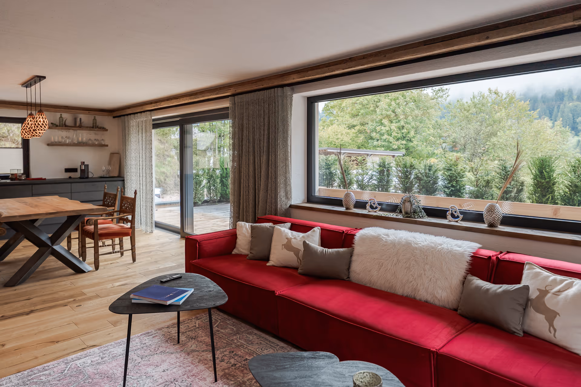 Schuchter Kunststoff-Alufenster von SR.Schauraum – energieeffizientes Kunststoff-Alu-Fenster mit langlebigem Aluminium außen, pflegeleichtem Kunststoff innen, ideal für moderne Wohnhäuser, Neubauten und Renovierungen.