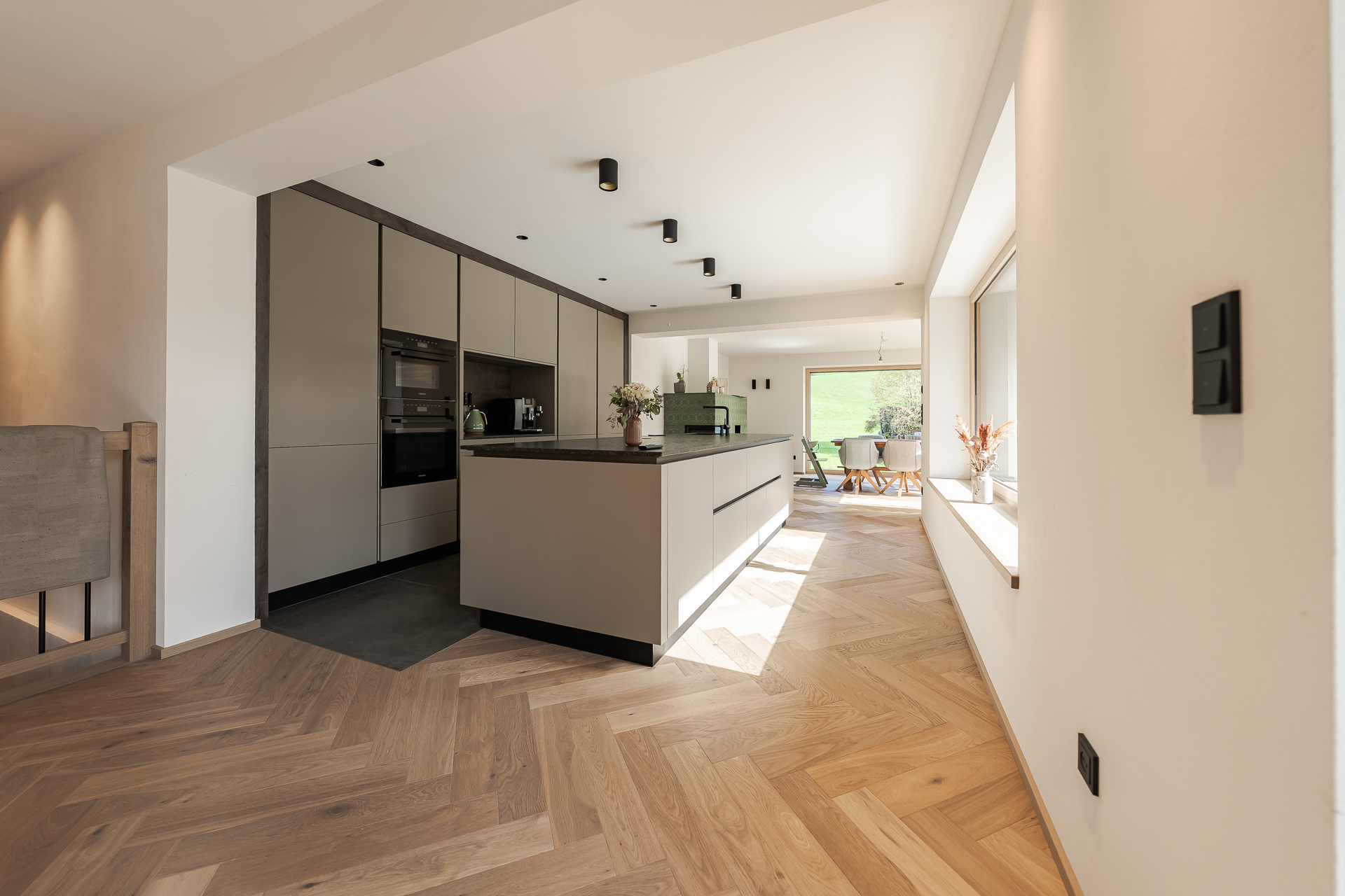 Fischgrät-Parkett – hochwertiger Echtholz-Parkettboden von SR.Schauraum, elegante Fischgrät-Optik, langlebig und pflegeleicht, ideal für Wohnzimmer, Schlafzimmer und moderne Wohnräume.