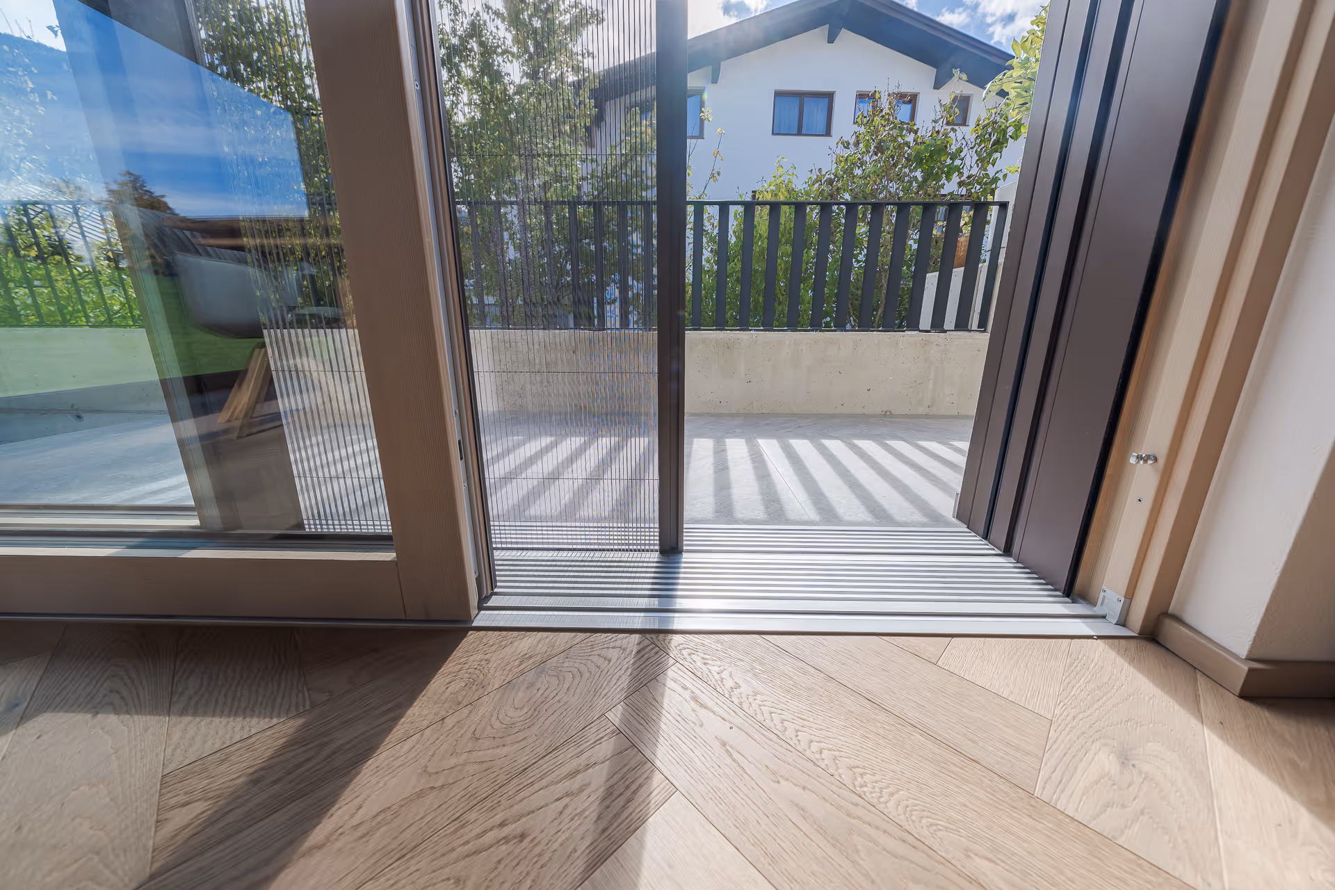 Barrierefreier Insektenschutz für Hebeschiebetür mit integrierter Fliegengitter-Schiebeanlage – maßgefertigter Insektenschutz für Balkon- und Terrassentüren mit flacher Bodenschiene für komfortables, schwellenloses Lüften ohne Insekten.