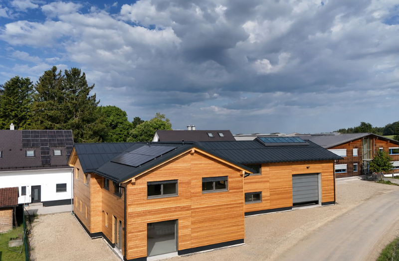 Referenzprojekt von Entholzer Fenster in Berg, Deutschland – modernes Holzgebäude mit großflächigen Fensterelementen, energieeffizienten Fenstern und hochwertiger Architektur für Gewerbe und Industrie.