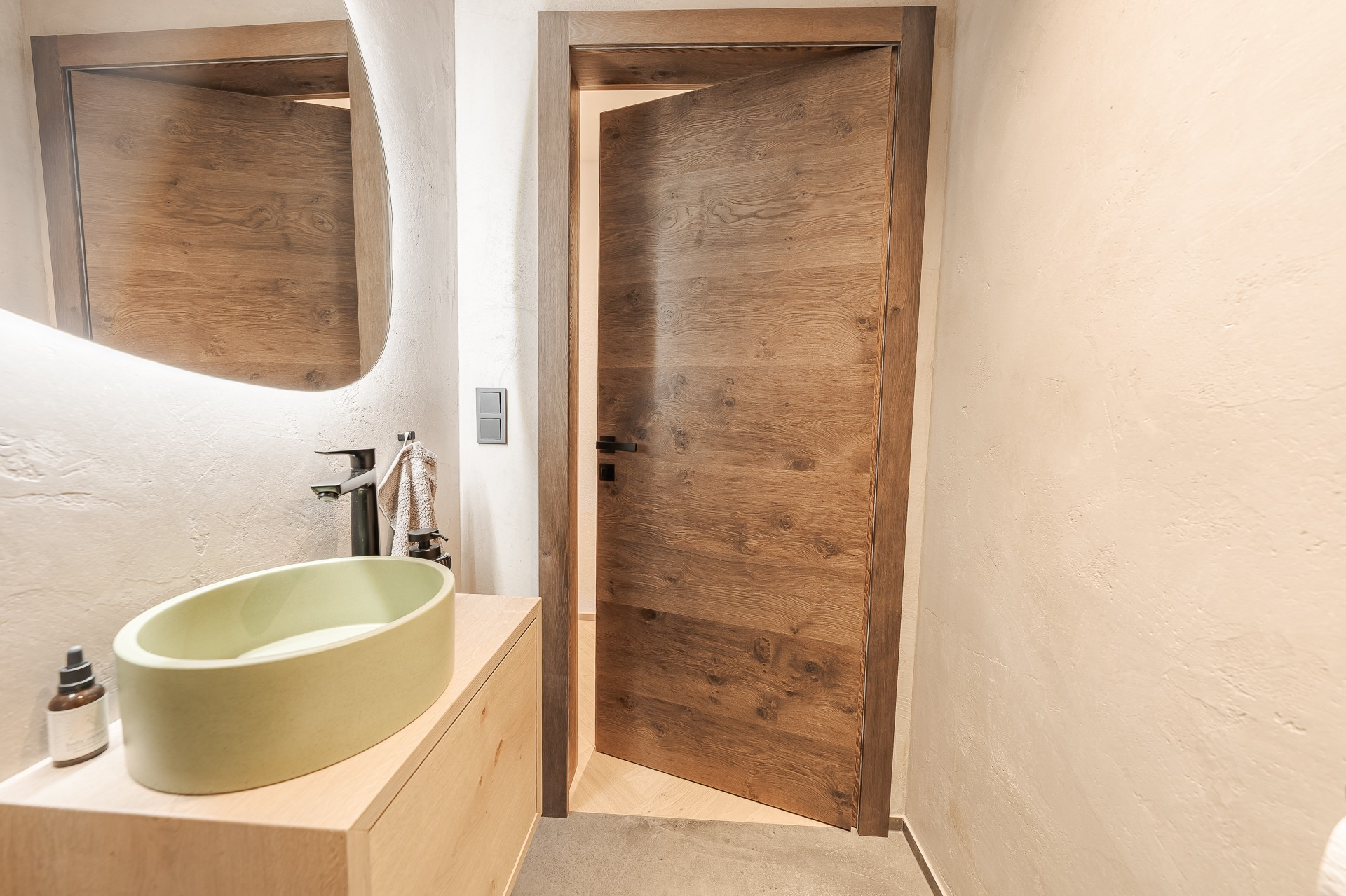 KOCH Avantgarde Holz-Innentür mit natürlicher Holzmaserung in modernem Badezimmer – hochwertige Innentüren von SR.Schauraum