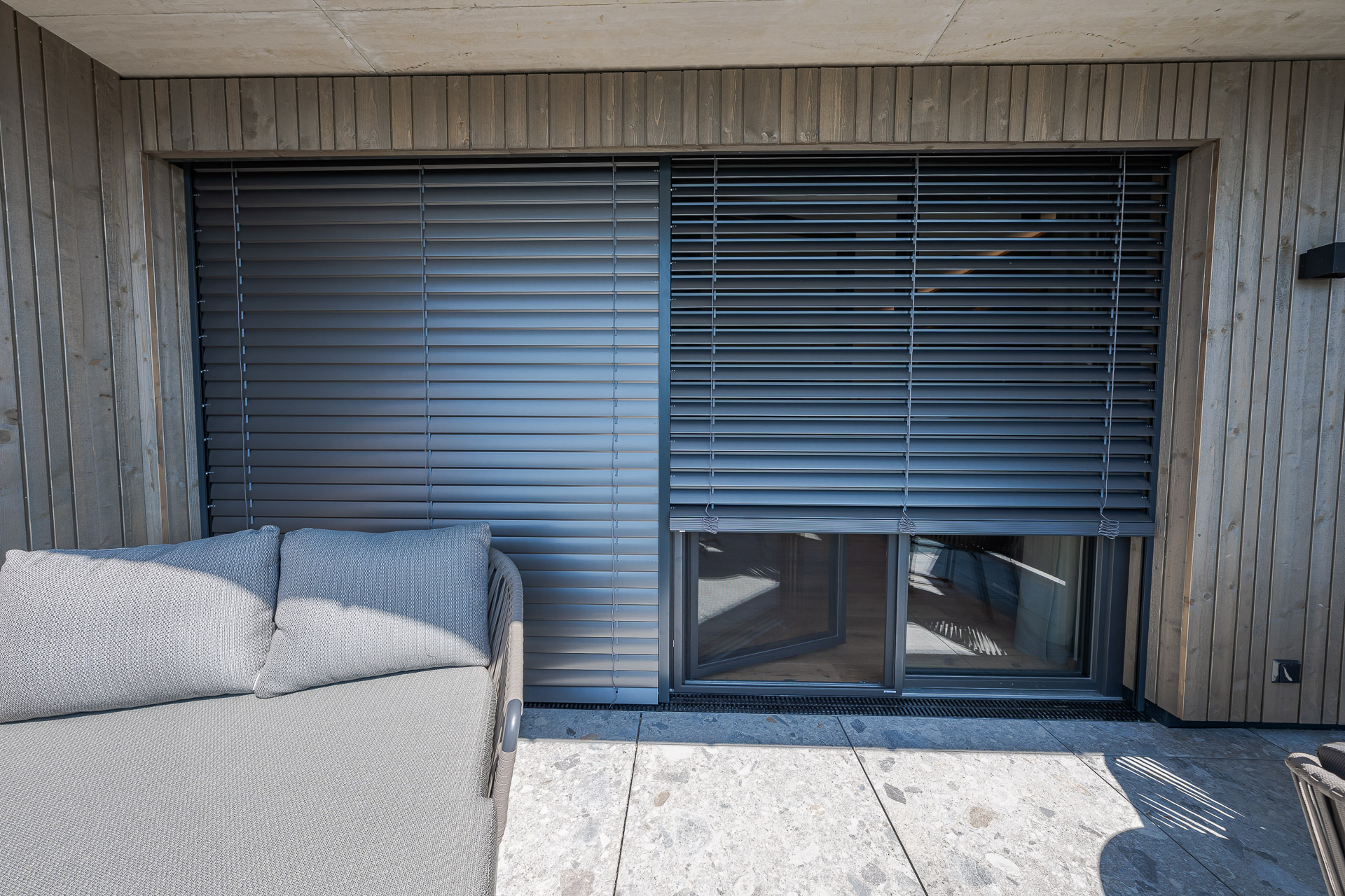 NEWO Raffstores als moderner Sonnenschutz für große Fensterflächen – hochwertige Sonnenschutzlösung von SR.Schauraum in Tirol