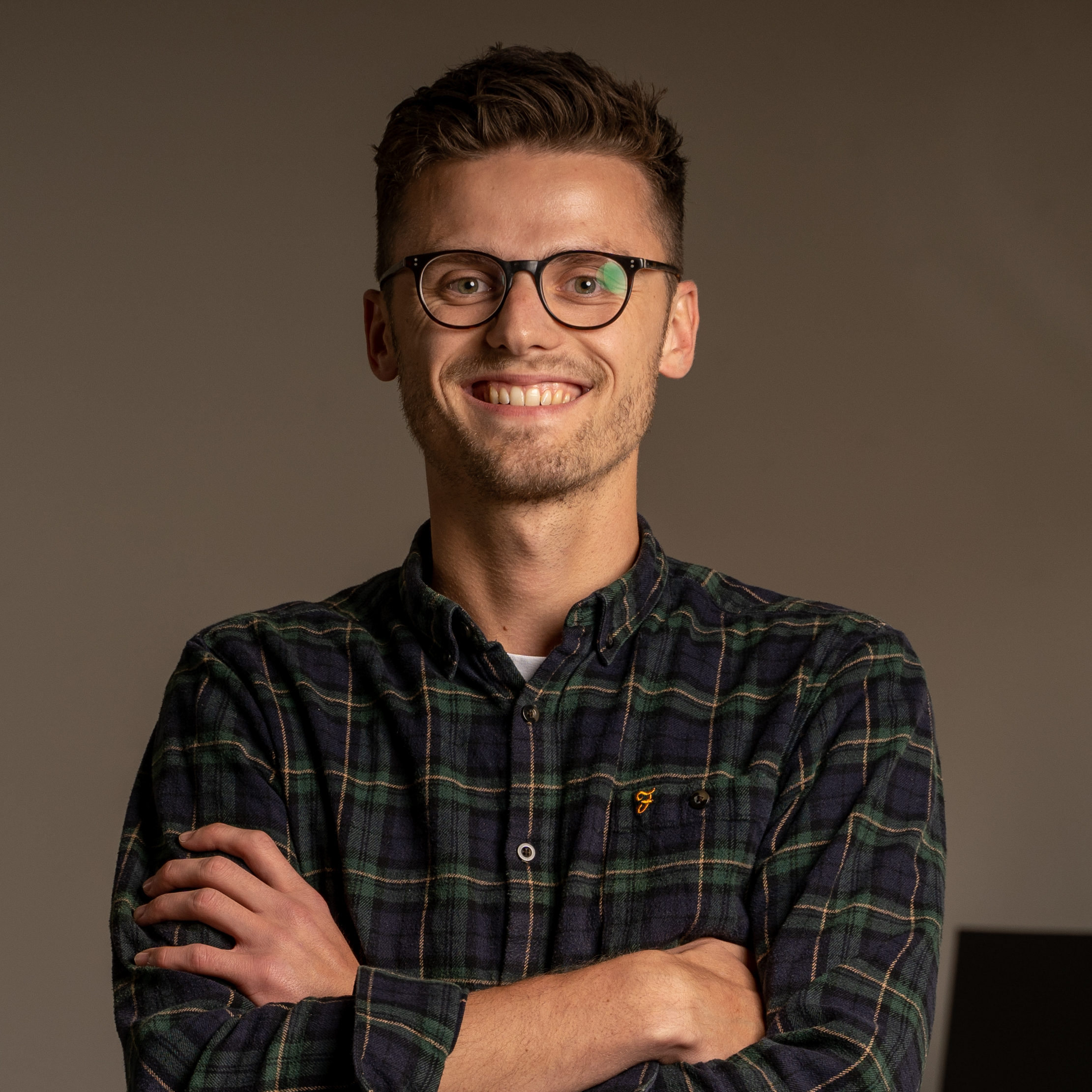 Hendrik Kühnel verbindet technisches Know-how mit Kundennähe – unterstützt Projekte als Entwickler, Berater und Projektmanager mit klarem Fokus auf pragmatische Shopify-Lösungen.