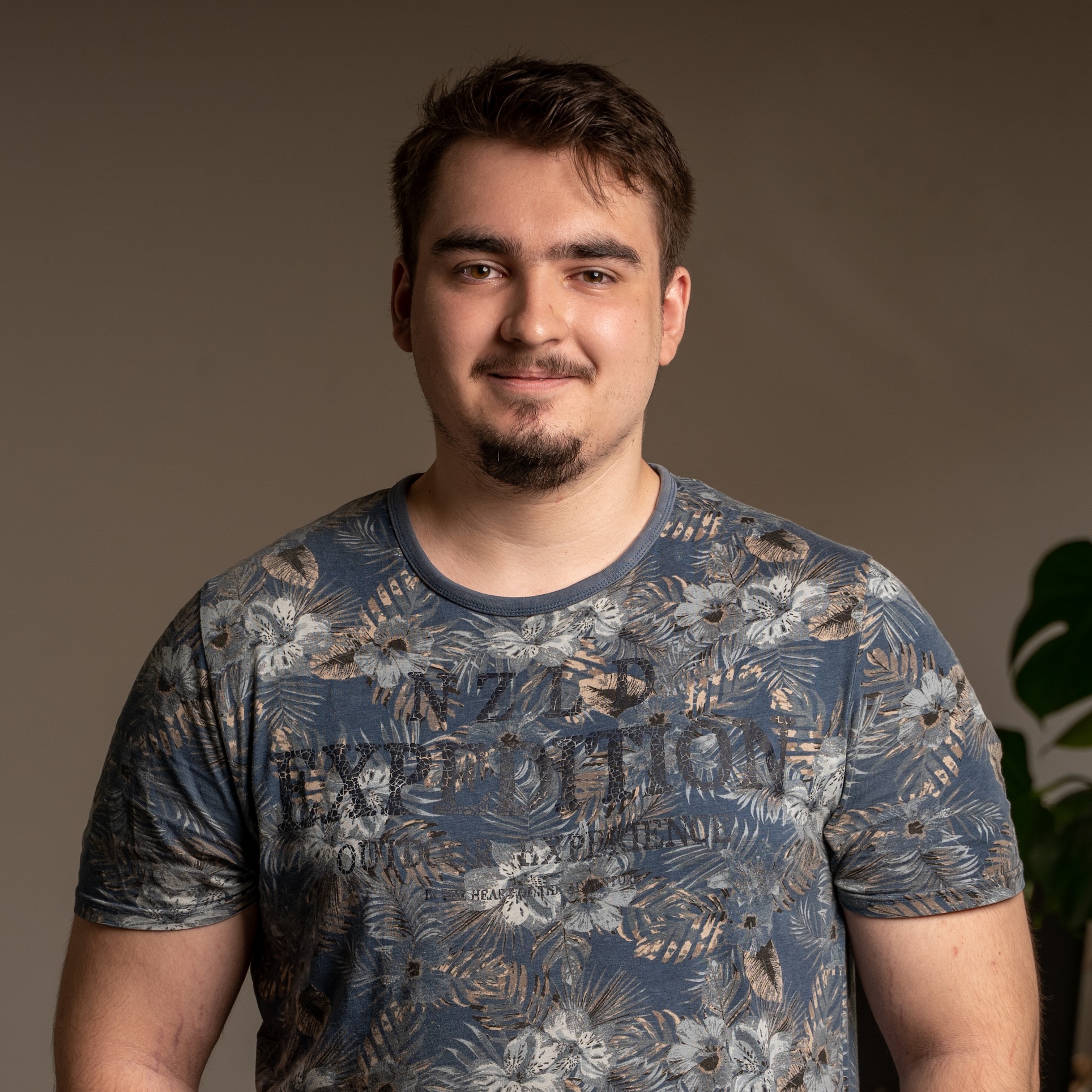 Felix Segmüller entwickelt skalierbare Shop-Logik – sorgt dafür, dass technische Konzepte sauber im Code umgesetzt werden und stabil laufen, bevor sie live gehen.