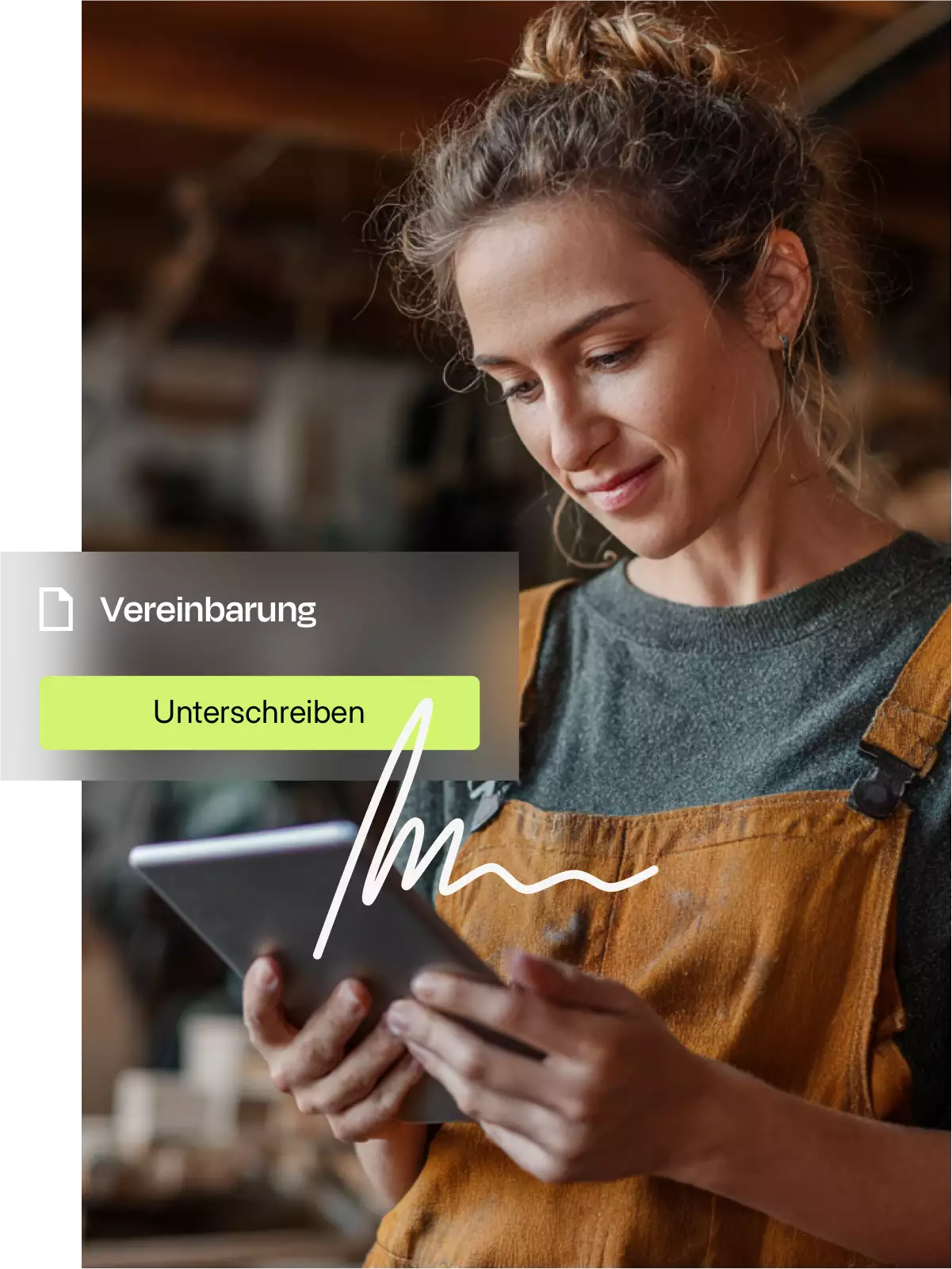 Frau in Arbeitskleidung unterschreibt digital eine Vereinbarung auf einem Tablet.