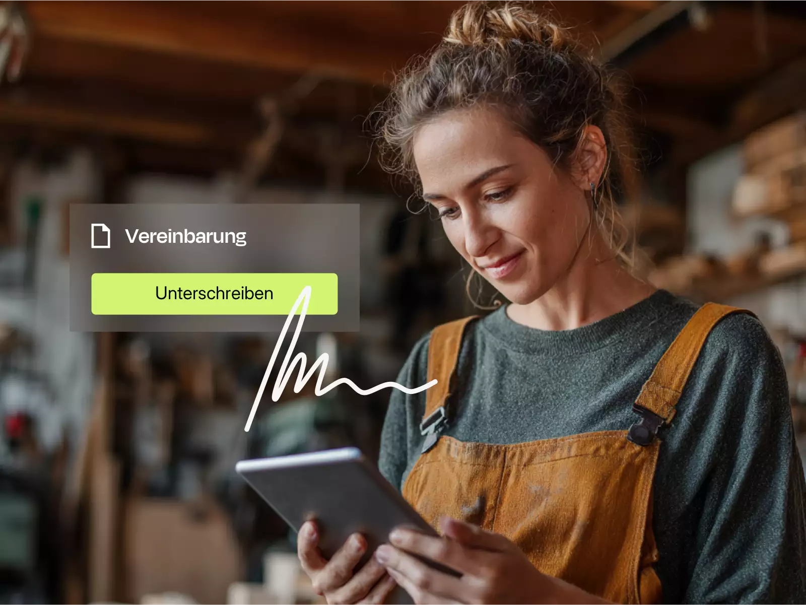 Frau in brauner Latzhose, die auf einem Tablet eine elektronische Unterschrift für eine Vereinbarung leistet.