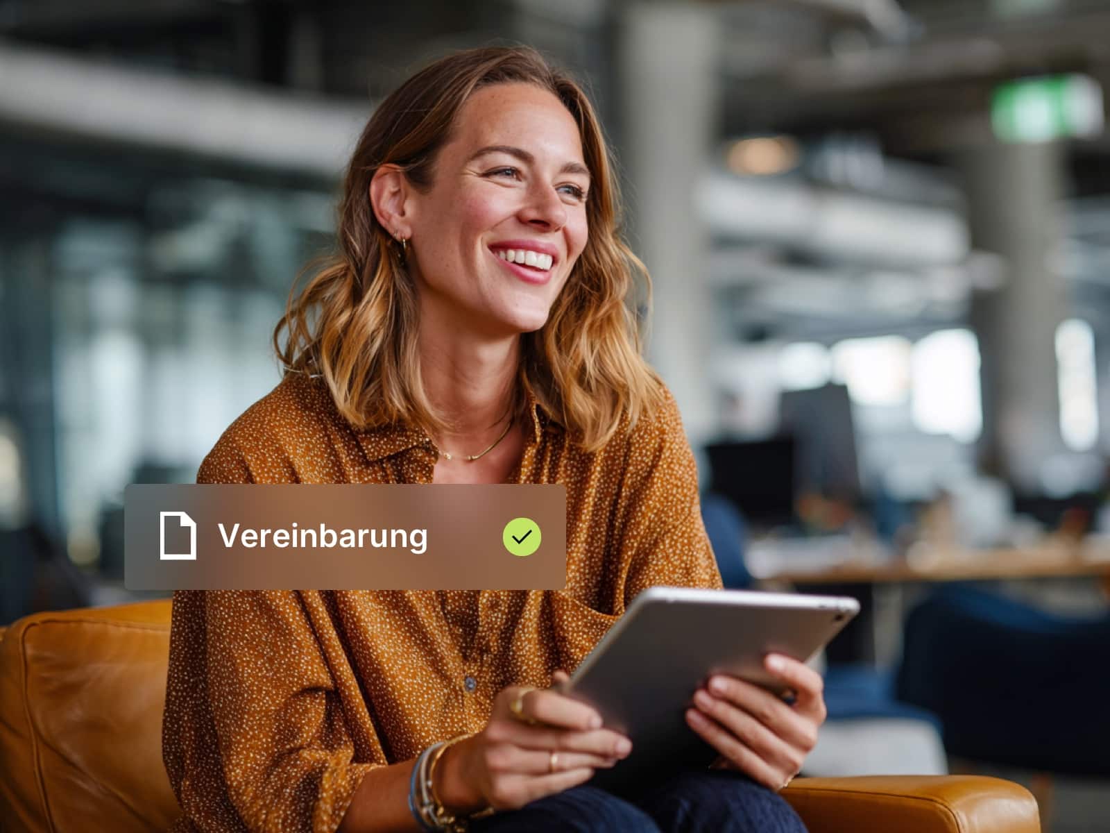 Frau mit Tablet lächelt im Büro, während ein digitales Dokument mit dem Titel „Agreement“ erfolgreich unterschrieben wird – Symbol für papierlose, digitale Vertragsprozesse.