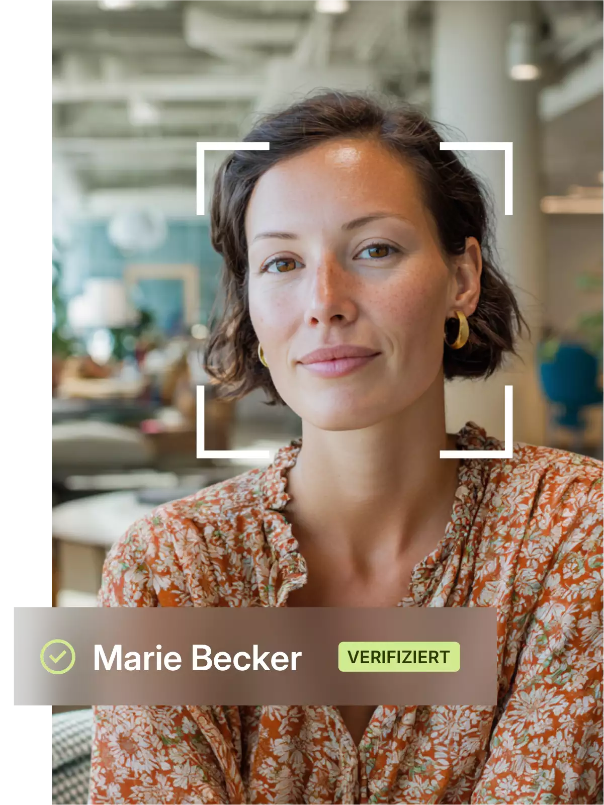 Porträt einer lächelnden Frau mit kurzem dunklem Haar und goldenen Ohrringen, die eine orange-weiße geblümte Bluse trägt, mit einem verifizierten Namensschild Marie Becker.