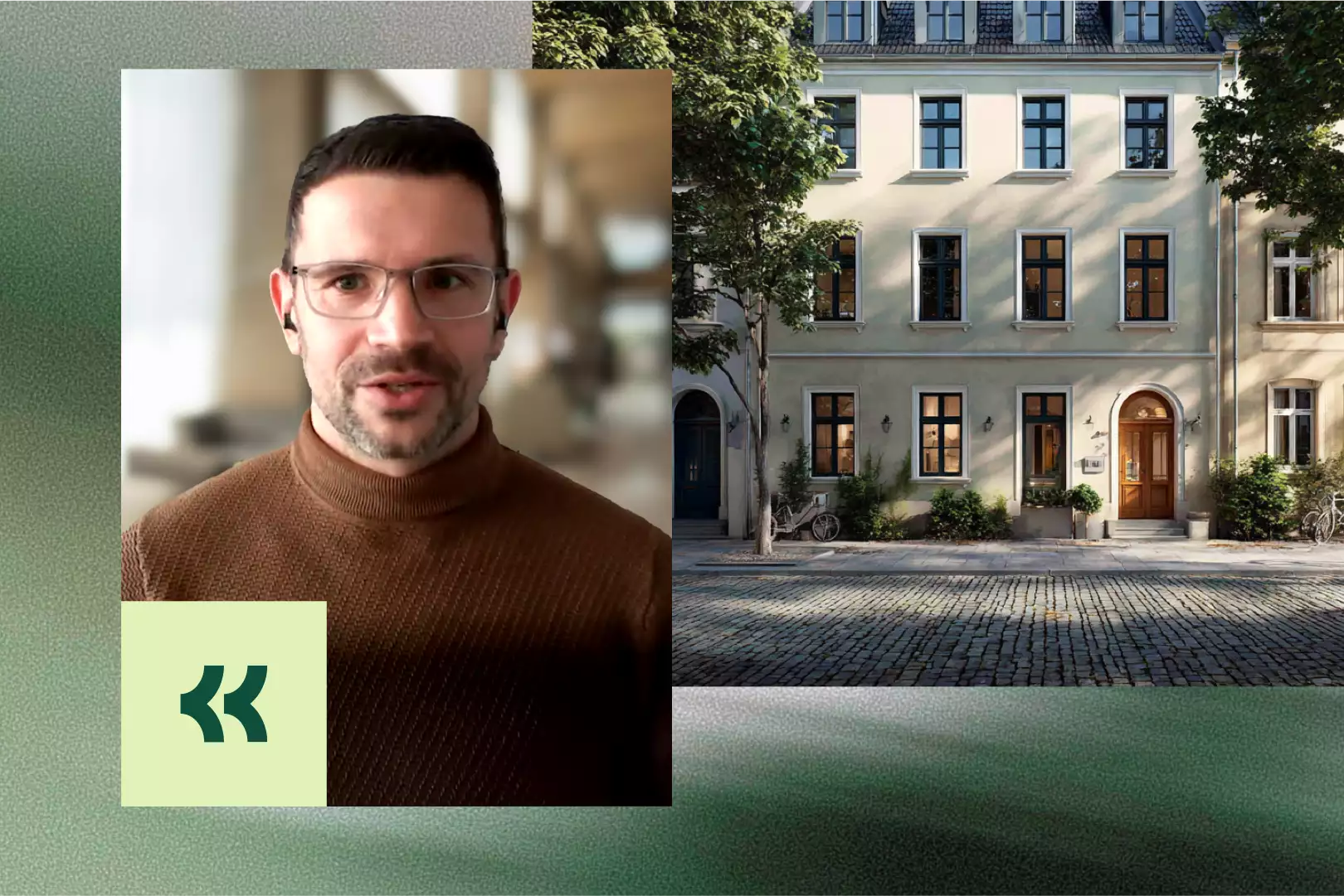 Mann mit Brille und braunem Pullover spricht vor verschwommenem Hintergrund, neben einer hellen Wohnhausfassade mit Bäumen und Kopfsteinpflaster.