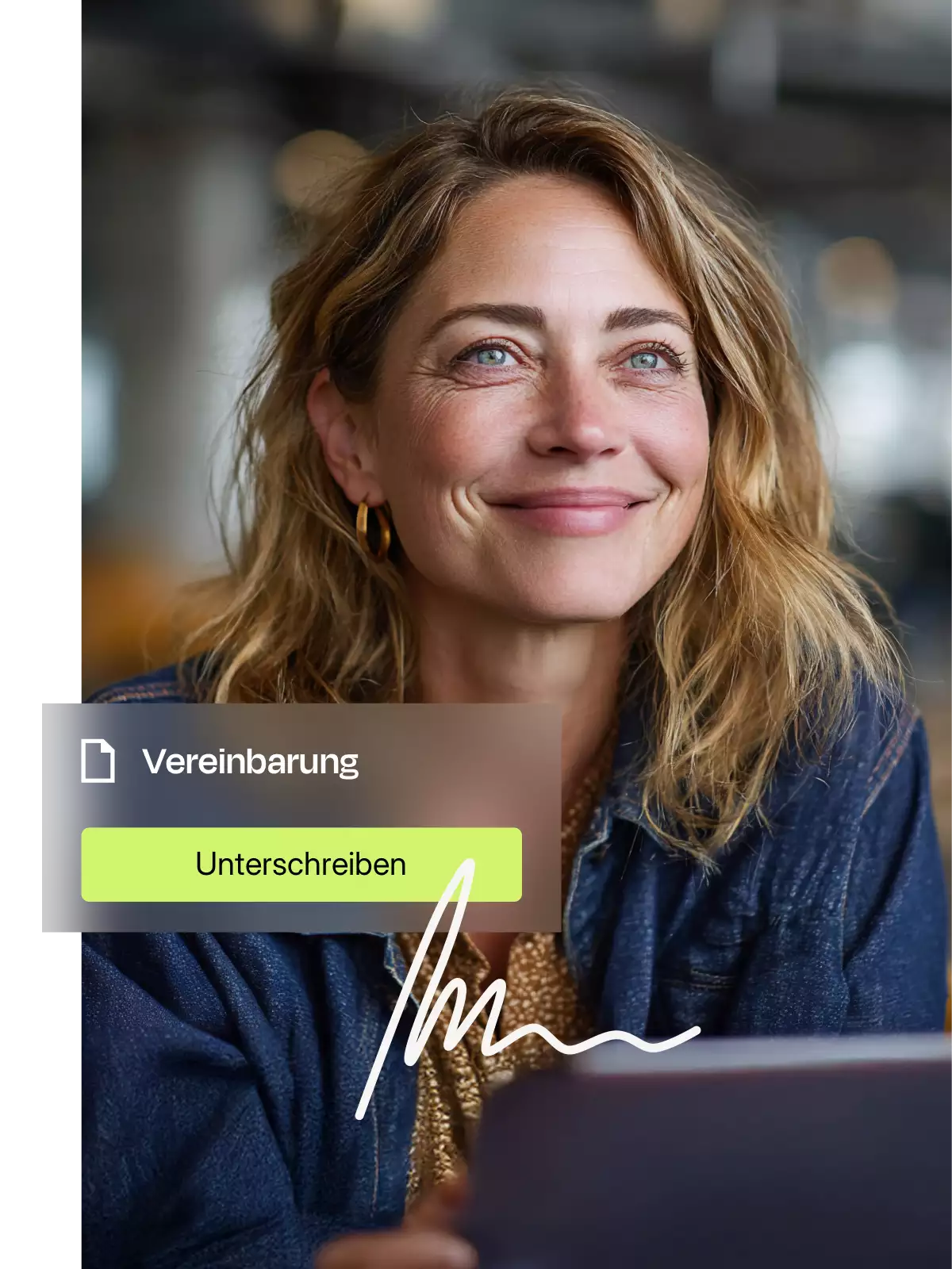 Porträt einer lächelnden Frau mit kurzen, blonden Haaren und braunem Blazer, darüber ein digitales Overlay mit dem Namen Clara Jandt und einem verifizierten eSignature-Status.