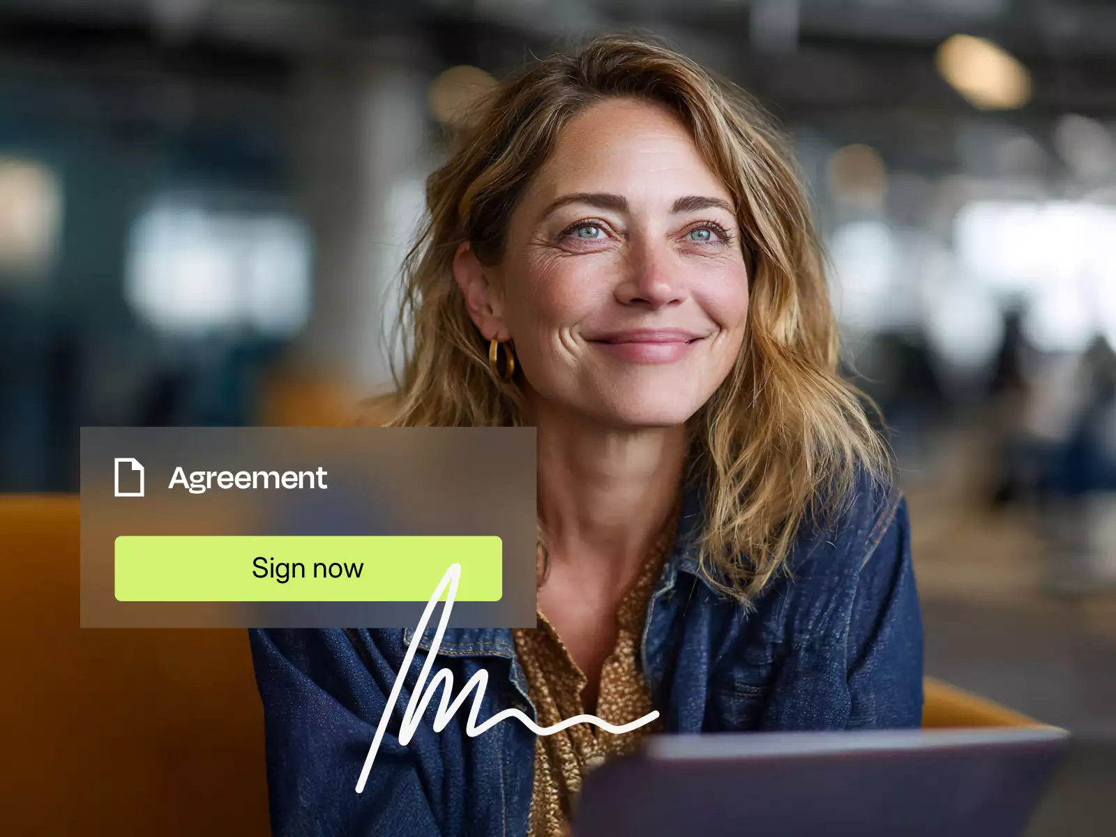 Frau vor unscharfem Büroraum lächelt mit digitalem Rahmen um ihr Gesicht und Schriftfeld mit 'Vereinbarung' und grünem Button 'Unterschreiben'.