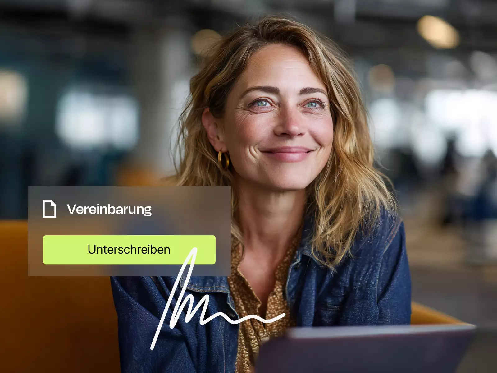 Frau vor unscharfem Büroraum lächelt mit digitalem Rahmen um ihr Gesicht und Schriftfeld mit 'Vereinbarung' und grünem Button 'Unterschreiben'.