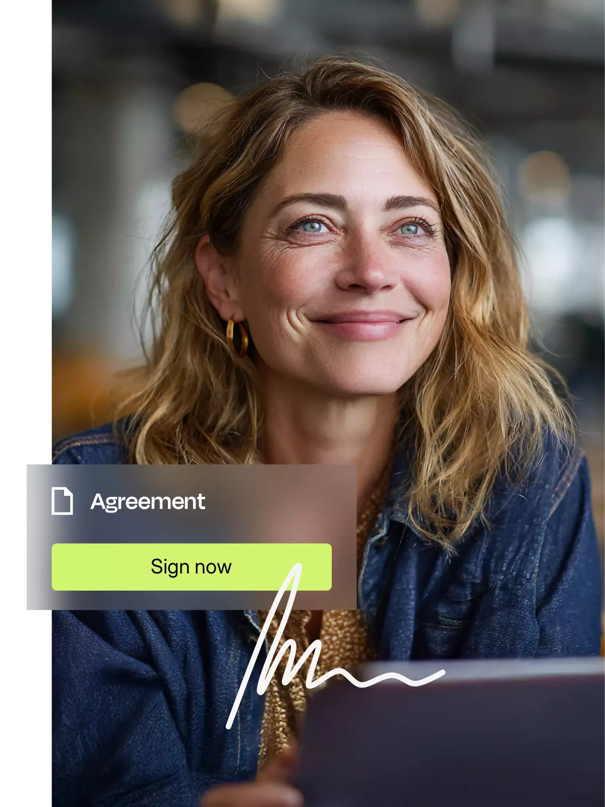 Porträt einer lächelnden Frau mit kurzen, blonden Haaren und braunem Blazer, darüber ein digitales Overlay mit dem Namen Clara Jandt und einem verifizierten eSignature-Status.