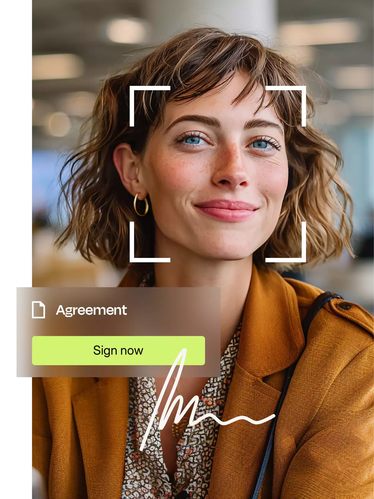 Porträt einer lächelnden Frau mit kurzen, blonden Haaren und braunem Blazer, darüber ein digitales Overlay mit dem Namen Clara Jandt und einem verifizierten eSignature-Status.