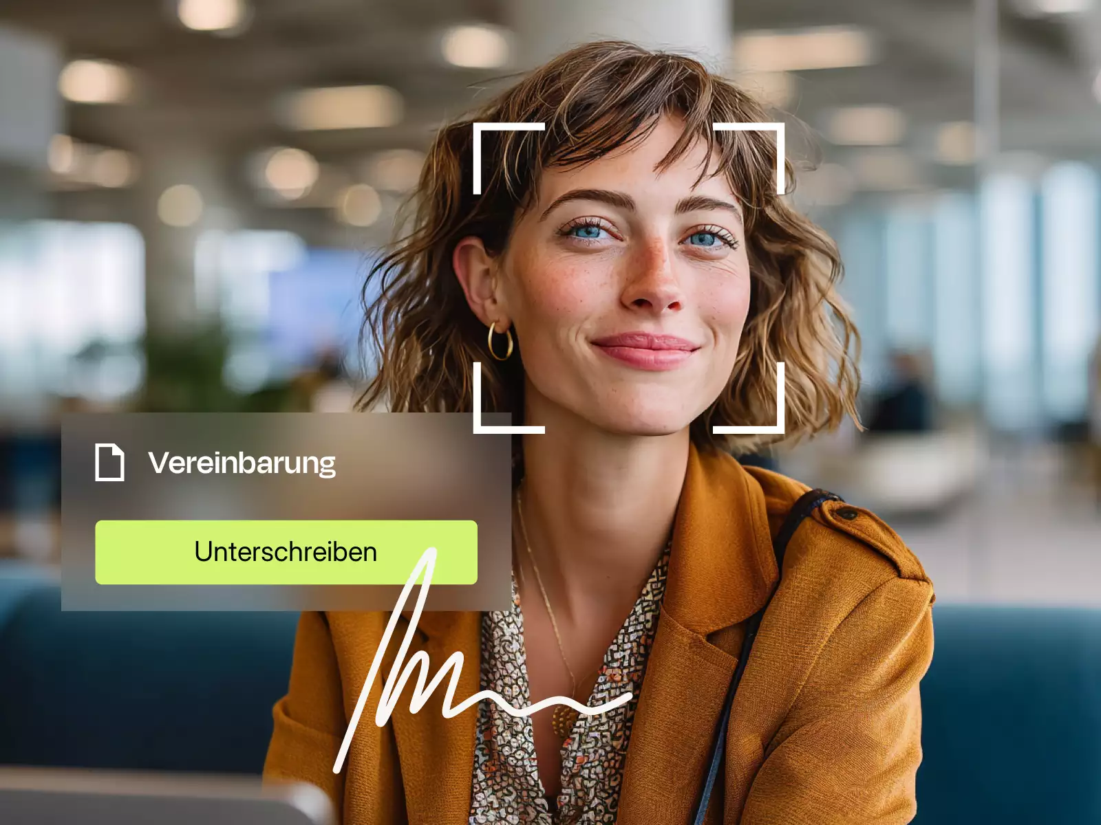 Frau vor unscharfem Büroraum lächelt mit digitalem Rahmen um ihr Gesicht und Schriftfeld mit 'Vereinbarung' und grünem Button 'Unterschreiben'.