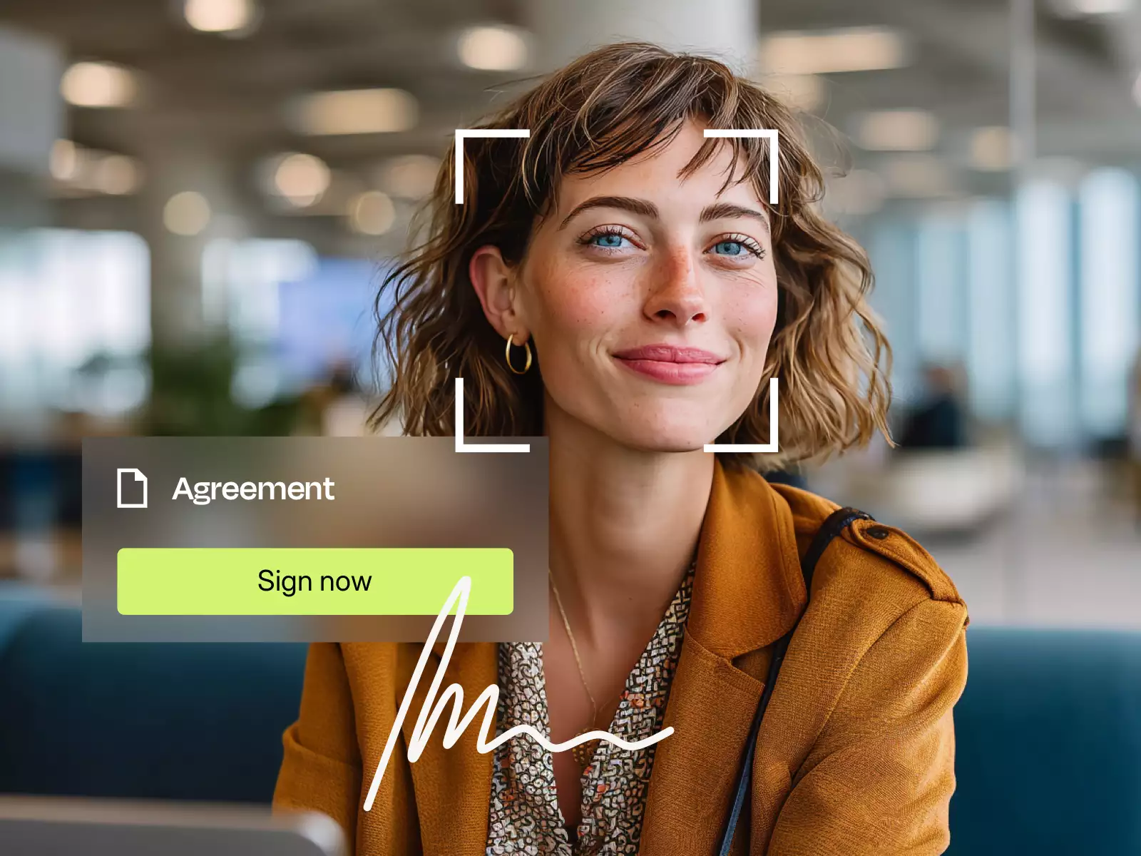 Frau vor unscharfem Büroraum lächelt mit digitalem Rahmen um ihr Gesicht und Schriftfeld mit 'Vereinbarung' und grünem Button 'Unterschreiben'.