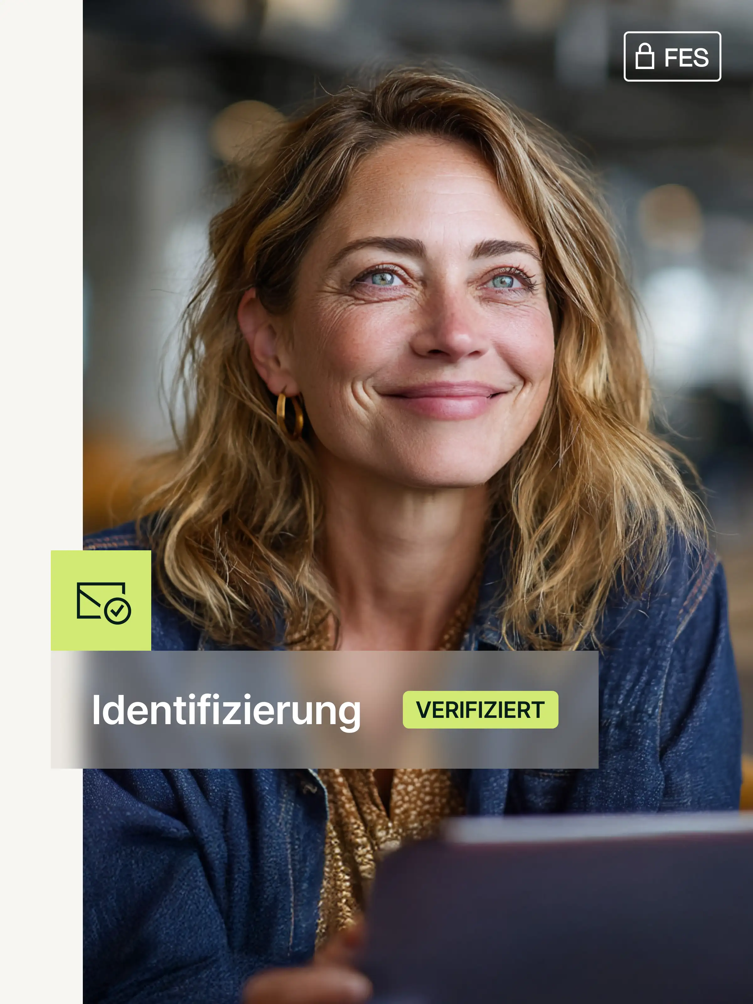 Porträt einer lächelnden Frau mit kurzem dunklem Haar und goldenen Ohrringen, die eine orange-weiße geblümte Bluse trägt, mit einem verifizierten Namensschild Marie Becker.