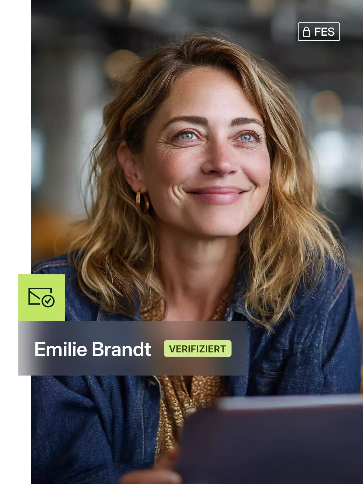 Porträt einer lächelnden Frau mit kurzem dunklem Haar und goldenen Ohrringen, die eine orange-weiße geblümte Bluse trägt, mit einem verifizierten Namensschild Marie Becker.