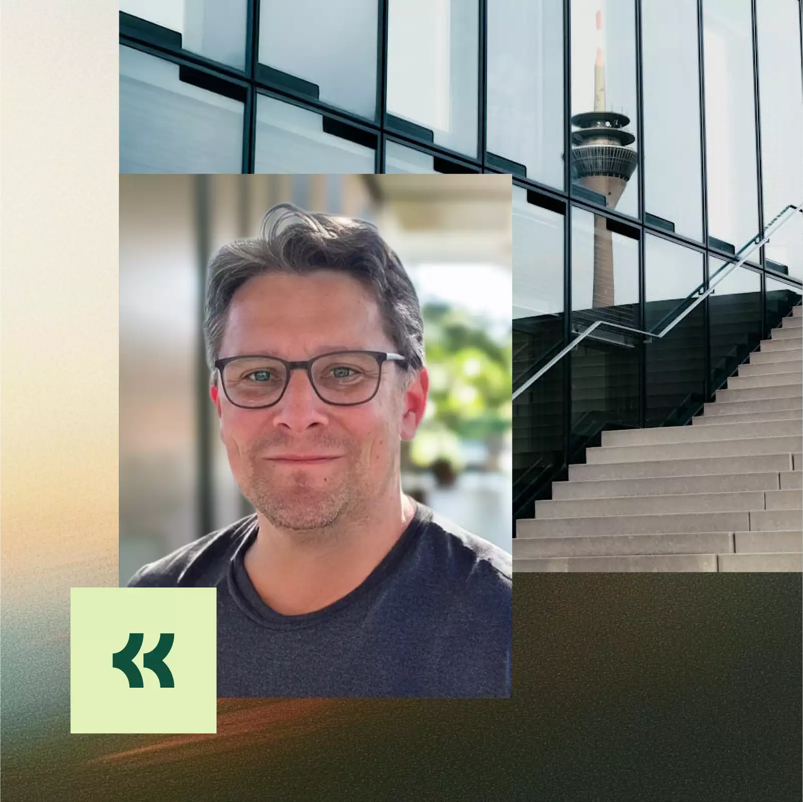 Porträt eines Mannes mit Brille und braunem Rollkragenpullover vor einem unscharfen Hintergrund und einem Gebäude mit Fahrrädern im Außenbereich.